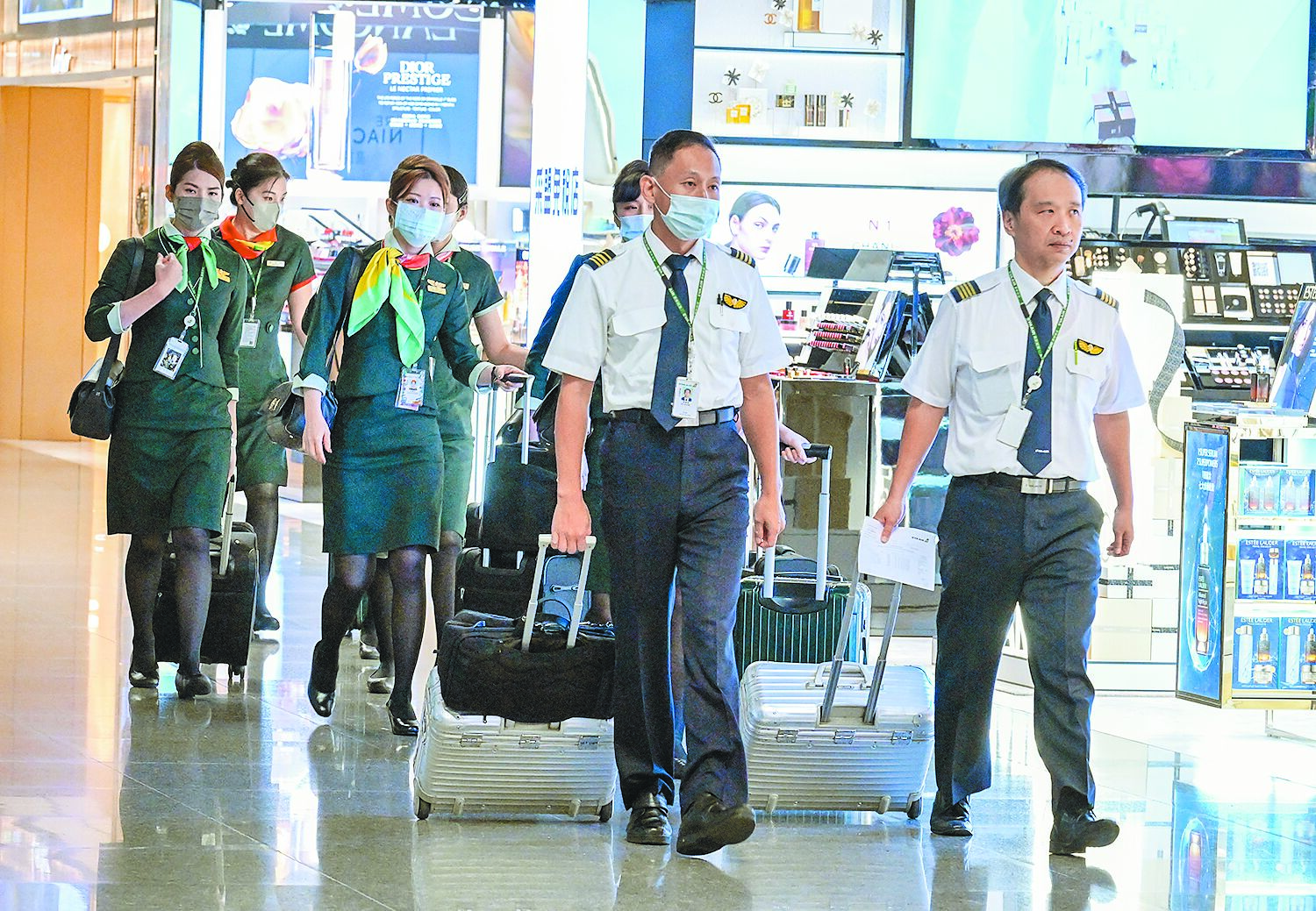 機師工會長榮分會指控長榮航空公司薪資未調漲、人力流失,甚至透過違法仲介引進外籍機師,機師工會22日將發起罷工投票,並先行在18日動員近百人赴交通部抗議。圖為長榮機師。(非新聞當事人)(陳麒全攝) image