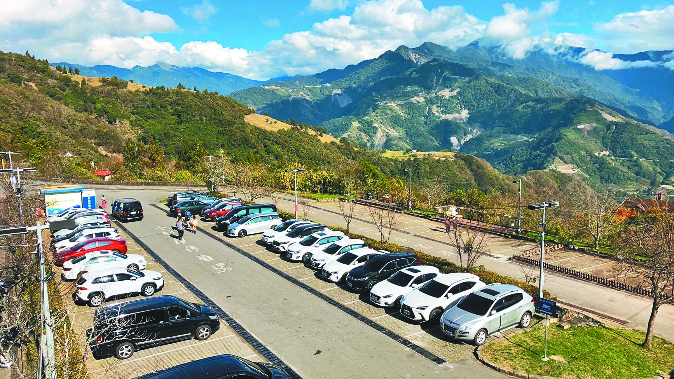 清境商場、小瑞士花園共2處停車場計時收費制18日上午10時登場,小型車每小時50元、大型車每小時100元,收費無上限。(清境農場提供/楊靜茹南投傳真) image