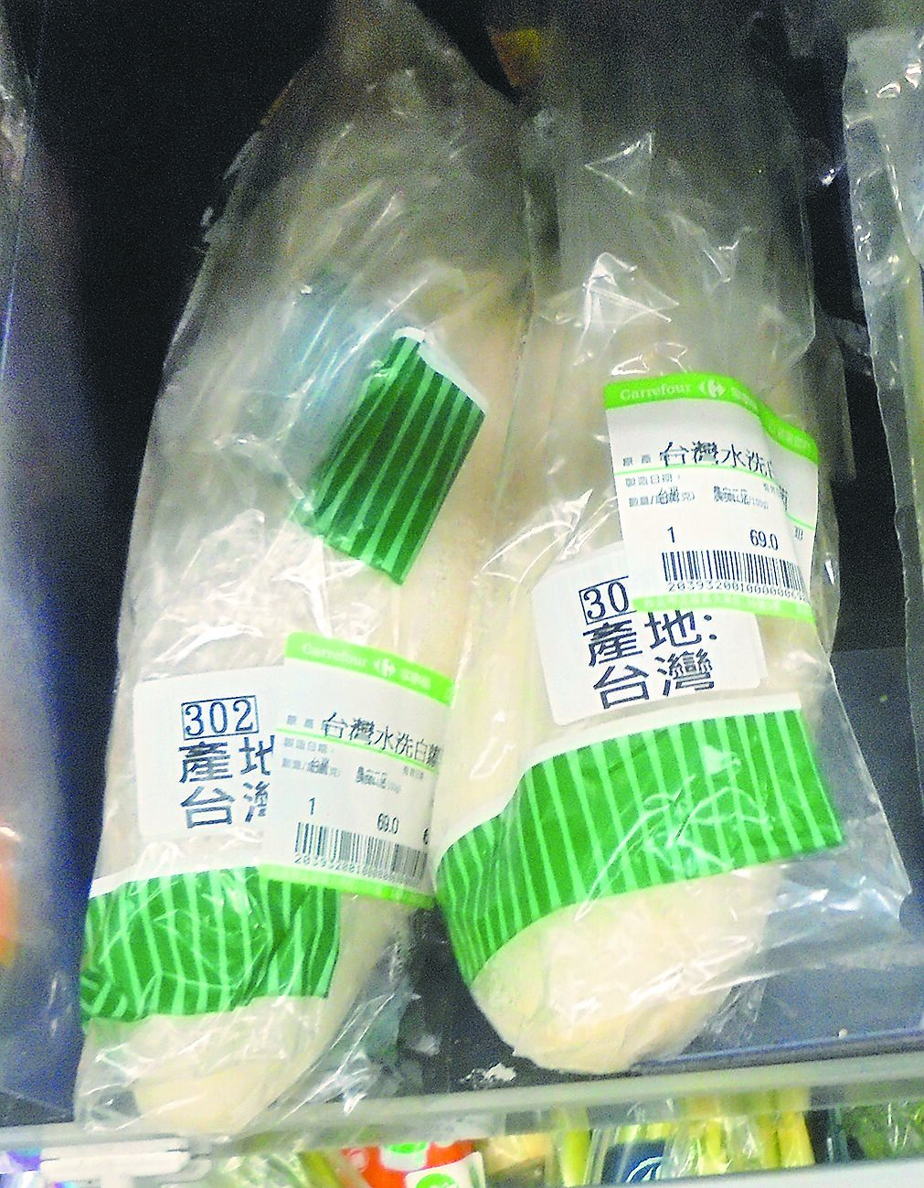 台北市衛生局抽驗53件生鮮蔬果檢驗殘留農藥,結果有12件超標,包括美廉社、家樂福超市、錢都都上榜。圖為台北市中山區家樂福超市販售的台灣水洗白蘿蔔被驗出殺蟲劑超標。(台北市衛生局提供/蔡佩珈台北傳真) image