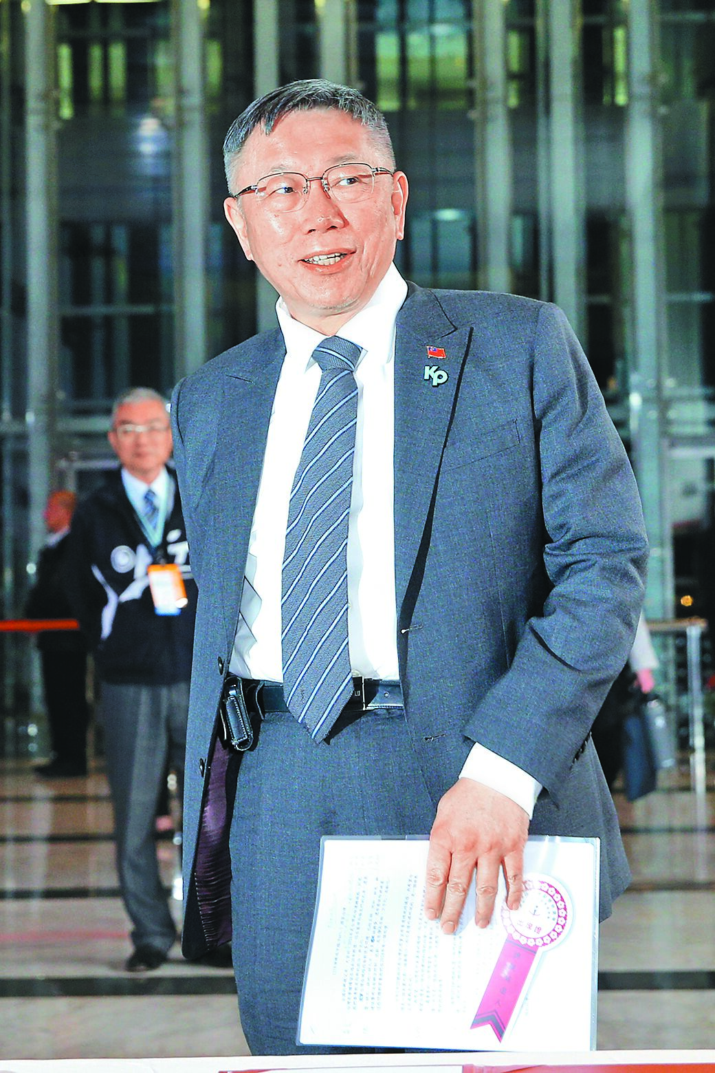 首場總統候選人電視政見發表會20日登場,民眾黨候選人柯文哲(見圖),抵達民視攝影棚。(黃世麒攝) image