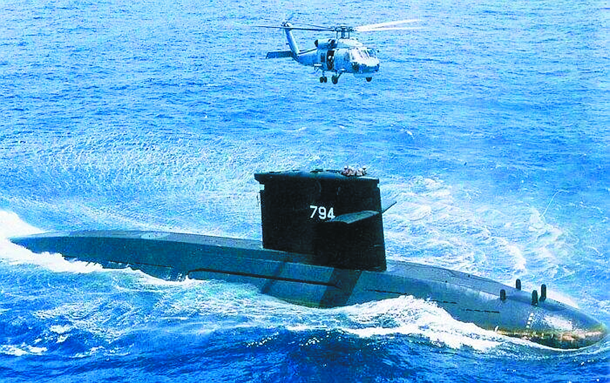 海軍256戰隊海虎潛艦21日因裝備脫落,實施浮航固定時,由於瞬間湧浪大,發生陳姓少校等6名官兵落水意外,目前3人失蹤,連夜搜救。(摘自中華民國海軍官網)
(相關新聞刊A5) image