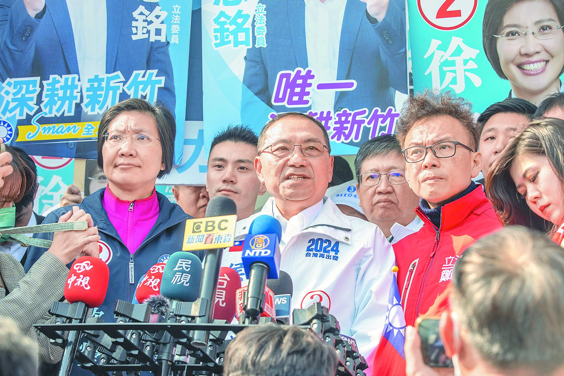 民進黨總統候選人賴清德贊成公開高端疫苗採購合約,國民黨總統候選人侯友宜(中)1日呼籲,賴要敢說要敢做,不要都不作為。(羅浚濱攝) image