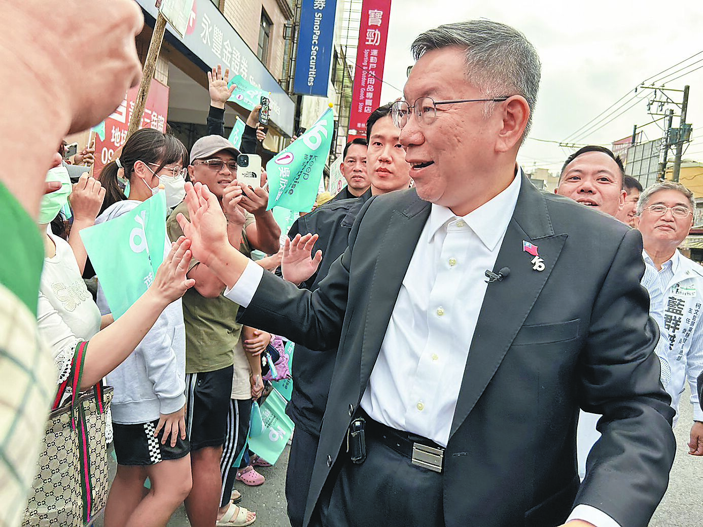 民眾黨總統候選人柯文哲(前)1日出席柯粉在屏東自發性活動,柯粉們瘋狂搶拍合影。(謝佳潾攝) image