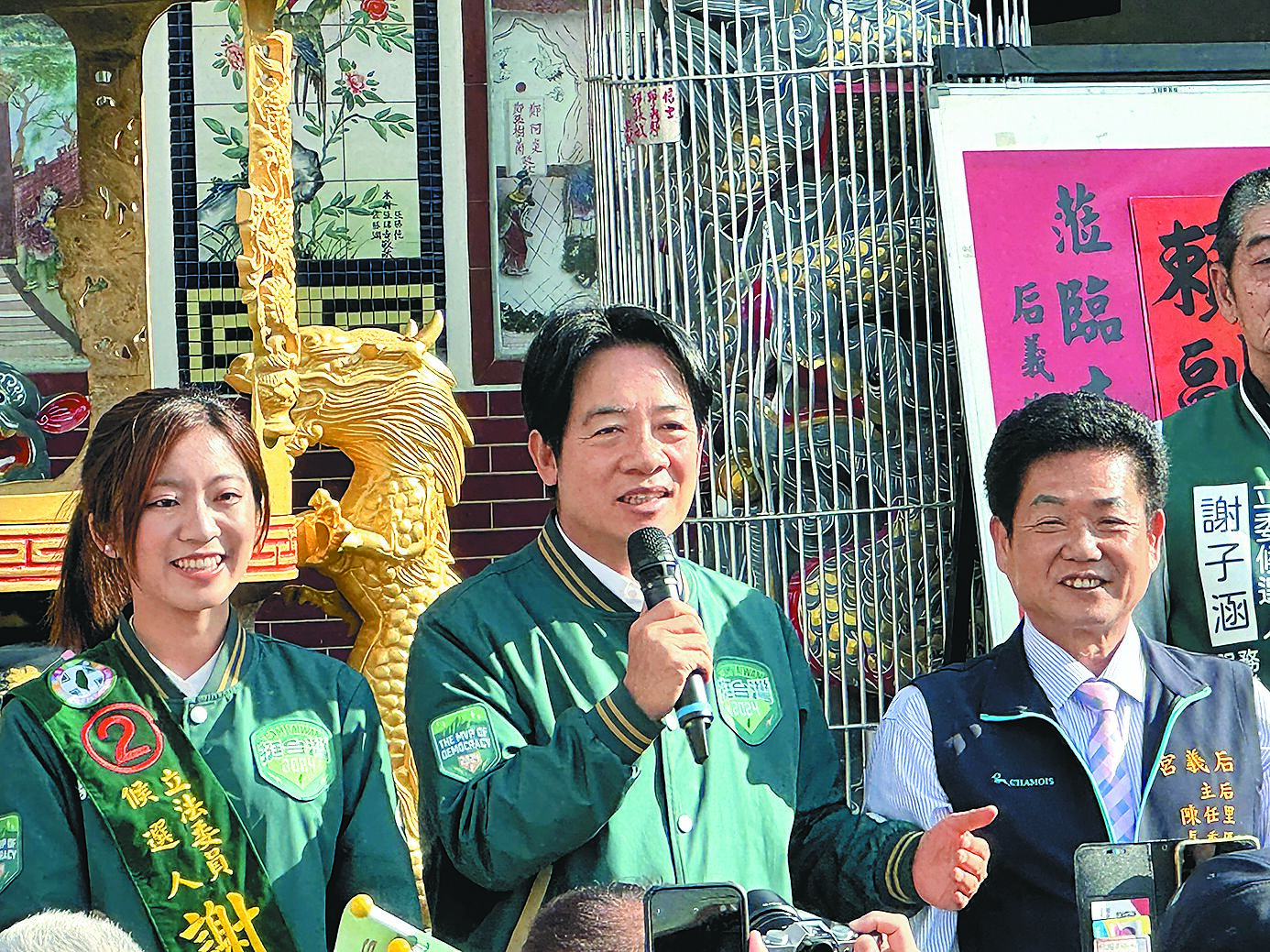 民進黨總統候選人賴清德(中)1日到台中后里后義宮參拜。(中央社) image