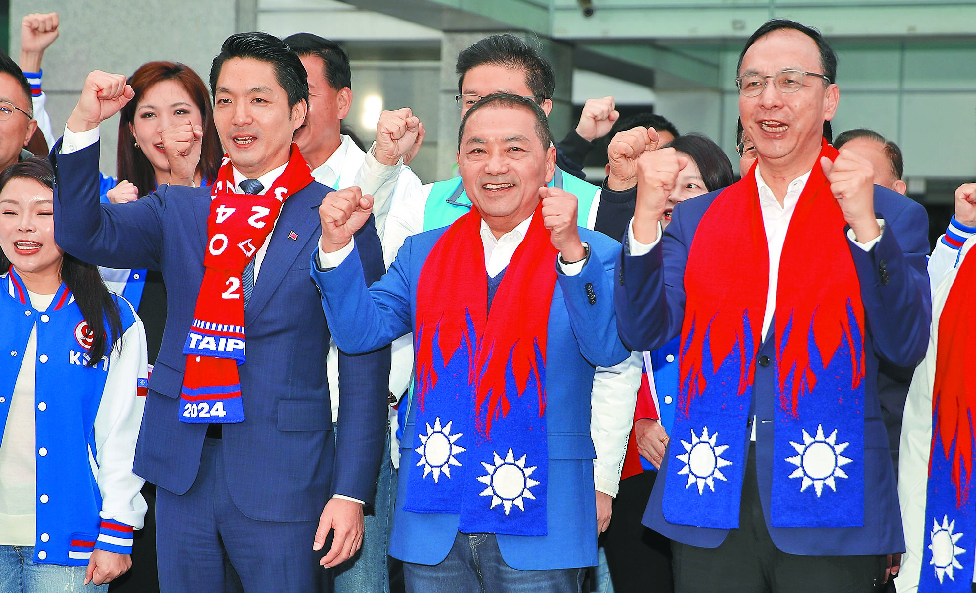 國民黨1日在中央黨部舉行元旦升旗典禮,總統候選人侯友宜(前排中)與黨主席朱立倫(前排右)、台北市長蔣萬安(前排左)一起出席並高呼當選口號。(季志翔攝) image