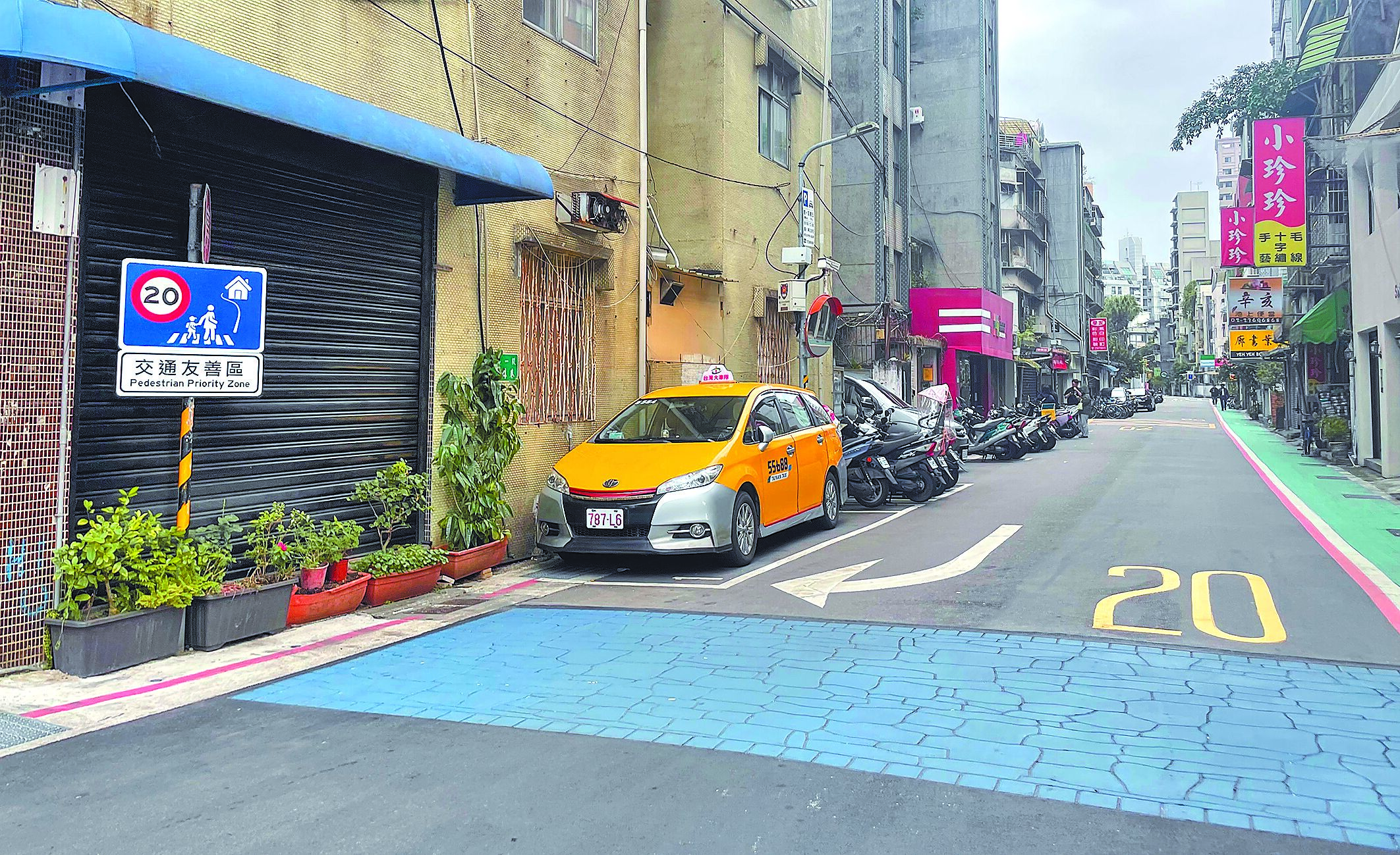 台北市大安區大學里建置「交通友善區」,目前已完成部分設施,包括入口意象、彎曲道路和減速丘。入口除有標誌牌面外,還有彩色瀝青壓花,提醒人車已進入交通友善區要減速慢行。(劉彥宜攝) image