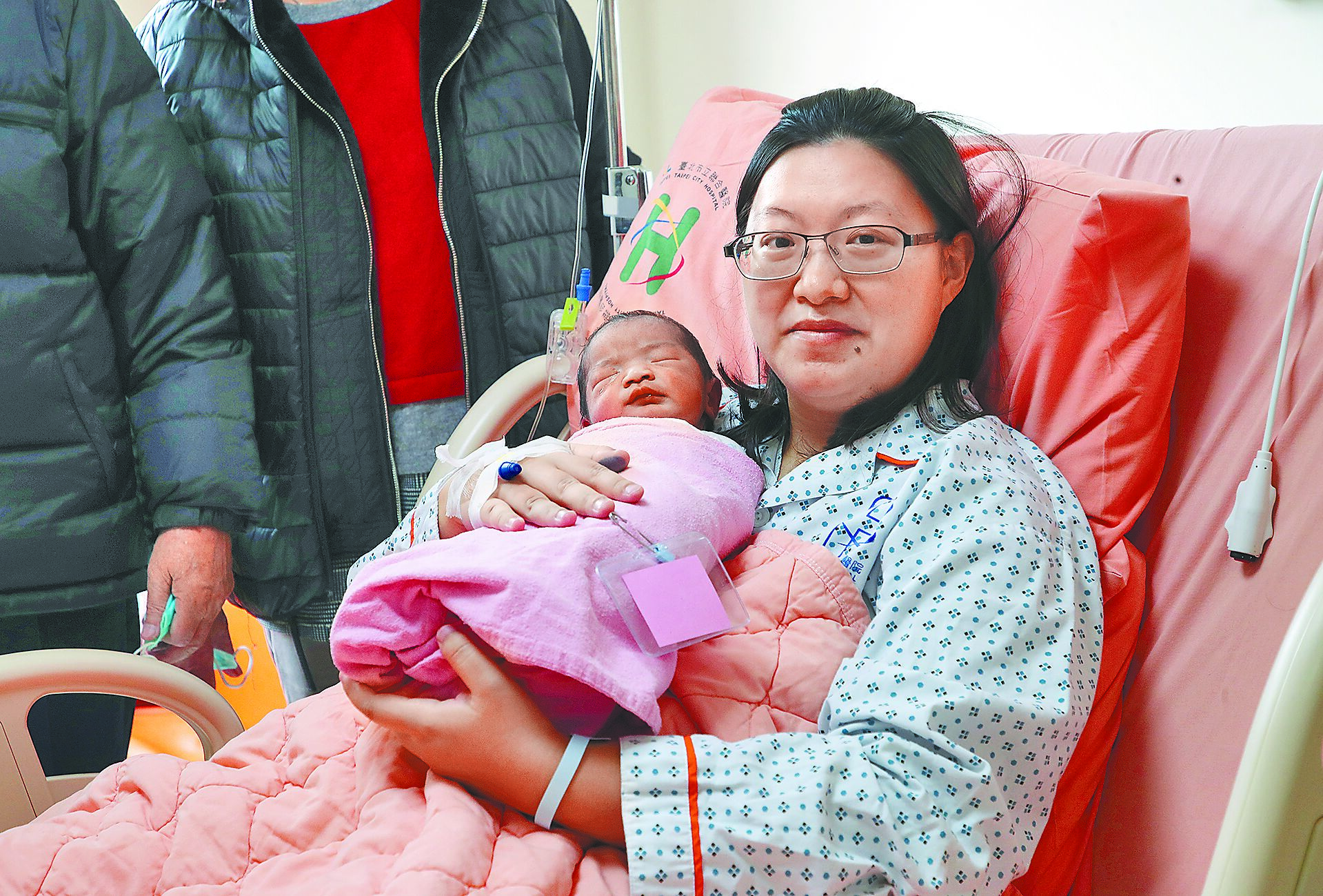 台北市立聯合醫院和平婦幼院區將分家,今年會提升婦幼照護功能,預計2026年讓婦幼院區成為專責婦幼專科醫院。圖為晉升三寶媽的黃媽媽開心抱著元旦出生的心肝寶貝,分享新生命的喜悅。(劉宗龍攝) image