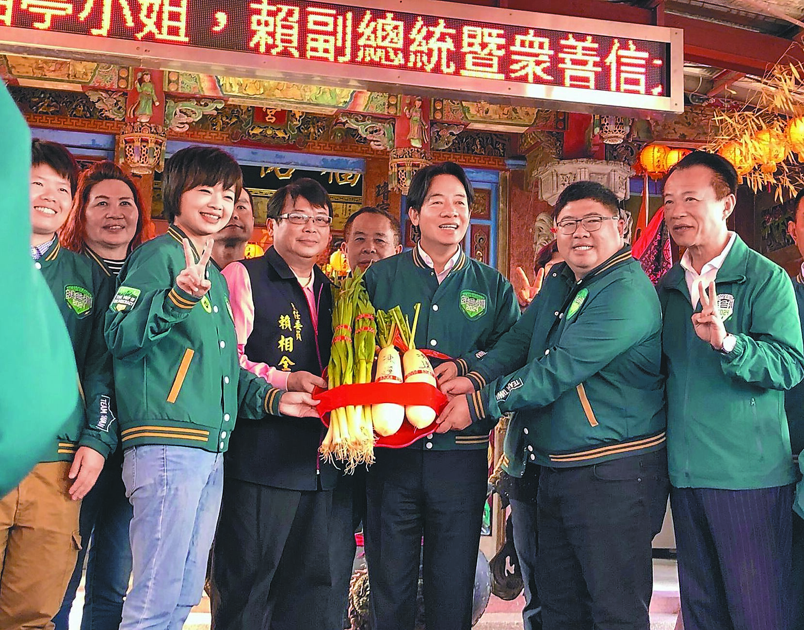 民進黨總統候選人賴清德(右3)2日在嘉義縣長翁章梁(右)及黨籍嘉義縣第1選舉區立委候選人蔡易餘等人陪同下,前往水上鄉璿宿上天宮參拜祈福,支持者送上菜頭、青蒜高喊「凍蒜」。(中央社) image