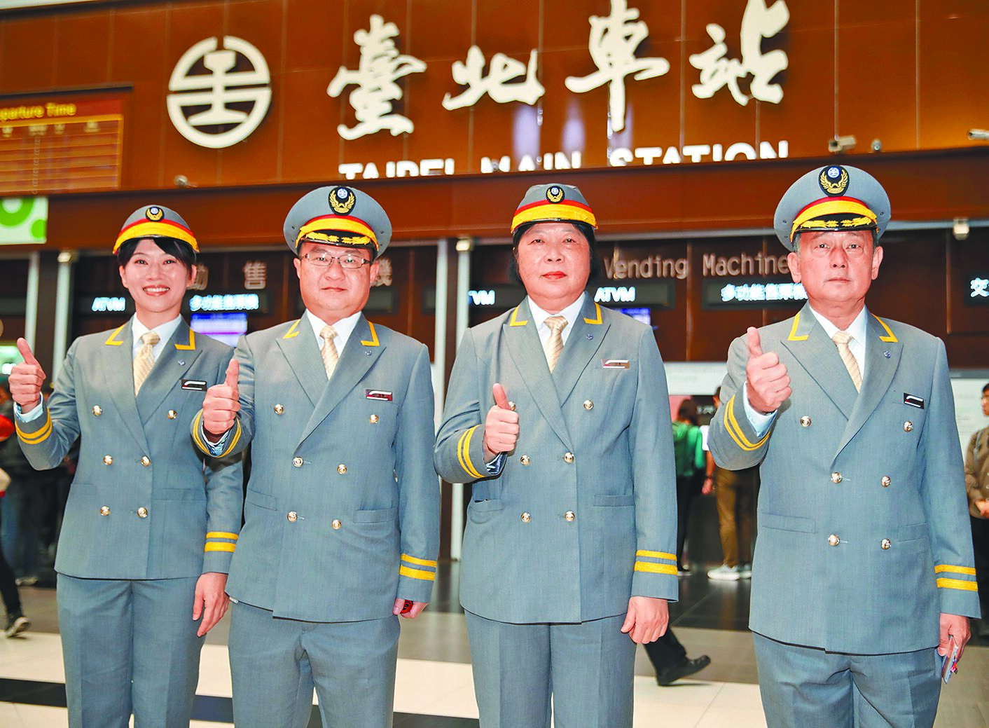 交通部台灣鐵路管理局1日正式公司化為「台鐵公司」,公布新的各式制服,台北站、台中站、高雄站及花蓮站等4位特等站長穿著新款服裝亮相。(陳怡誠攝) image