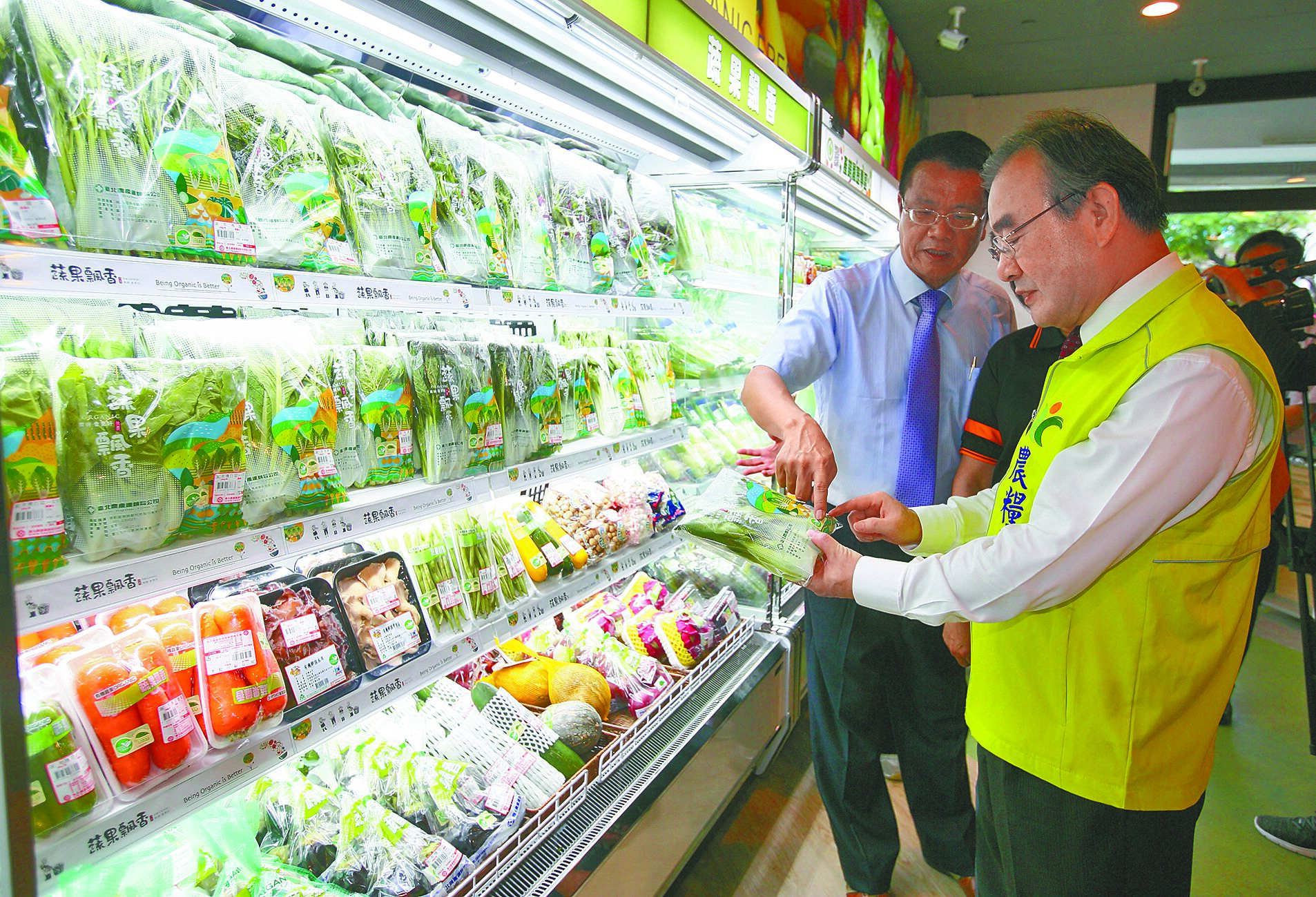 有機食品賣場呼籲消費者選擇信譽良好的通路選購,因為在收購時會把關,完善的物流也能避免商品在販售過程中遭受汙染。圖為北農產銷履歷有機蔬果專區。(本報資料照片) image