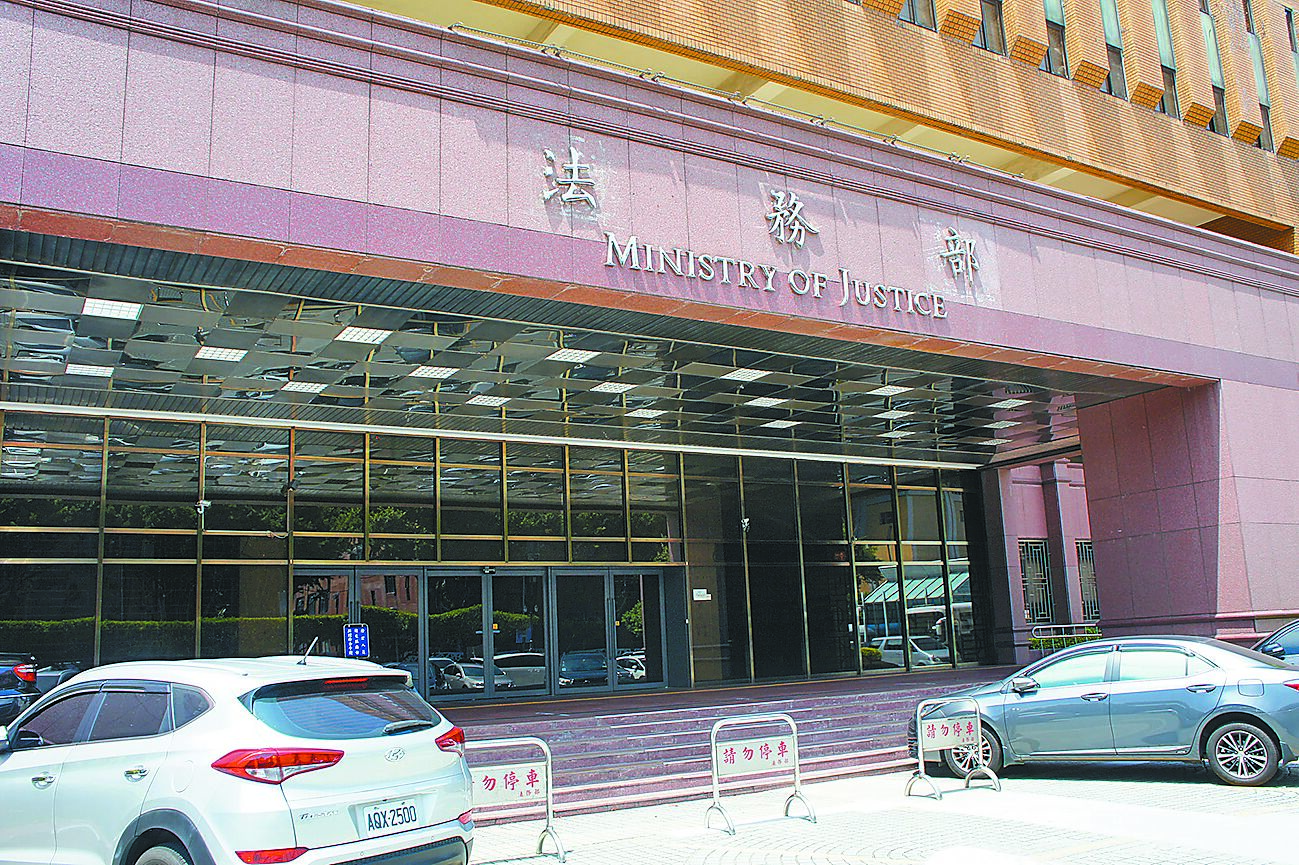 新北市國中生遭同學割頸慘死案,法務部(見圖)表示犯罪被害人保護協會已啟動關懷服務,必要時也將為家屬聘請律師爭取權益。(陳志賢攝) image