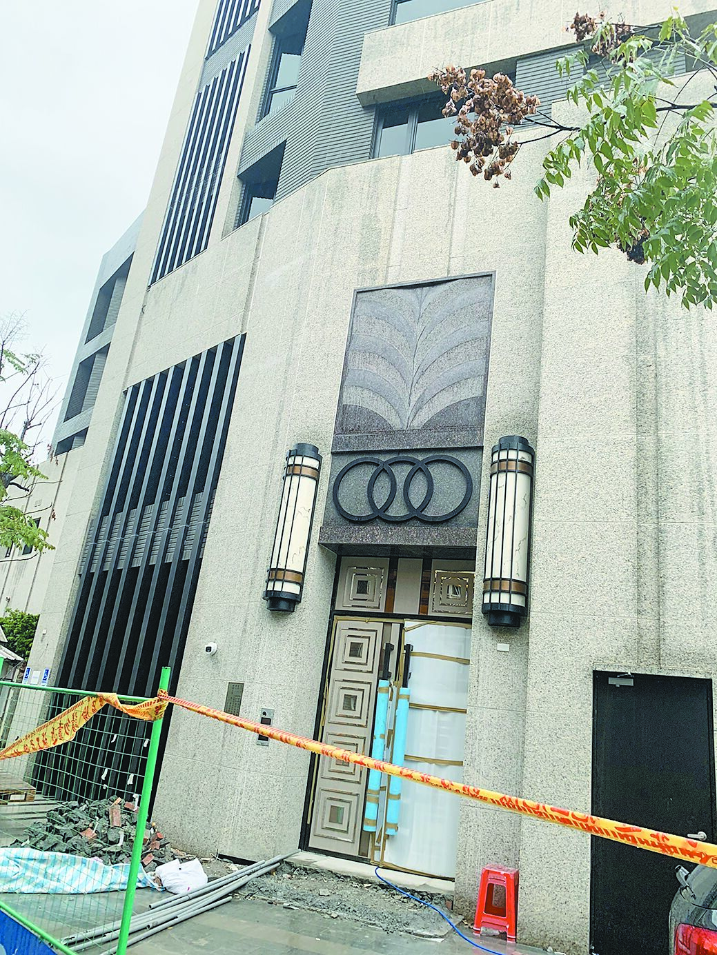 北市內湖2裝潢工人疑吸入氣體昏迷身亡,疑為裝修過程使用黏著劑不慎吸入昏迷釀禍。(翻攝照片/林郁平台北傳真) image