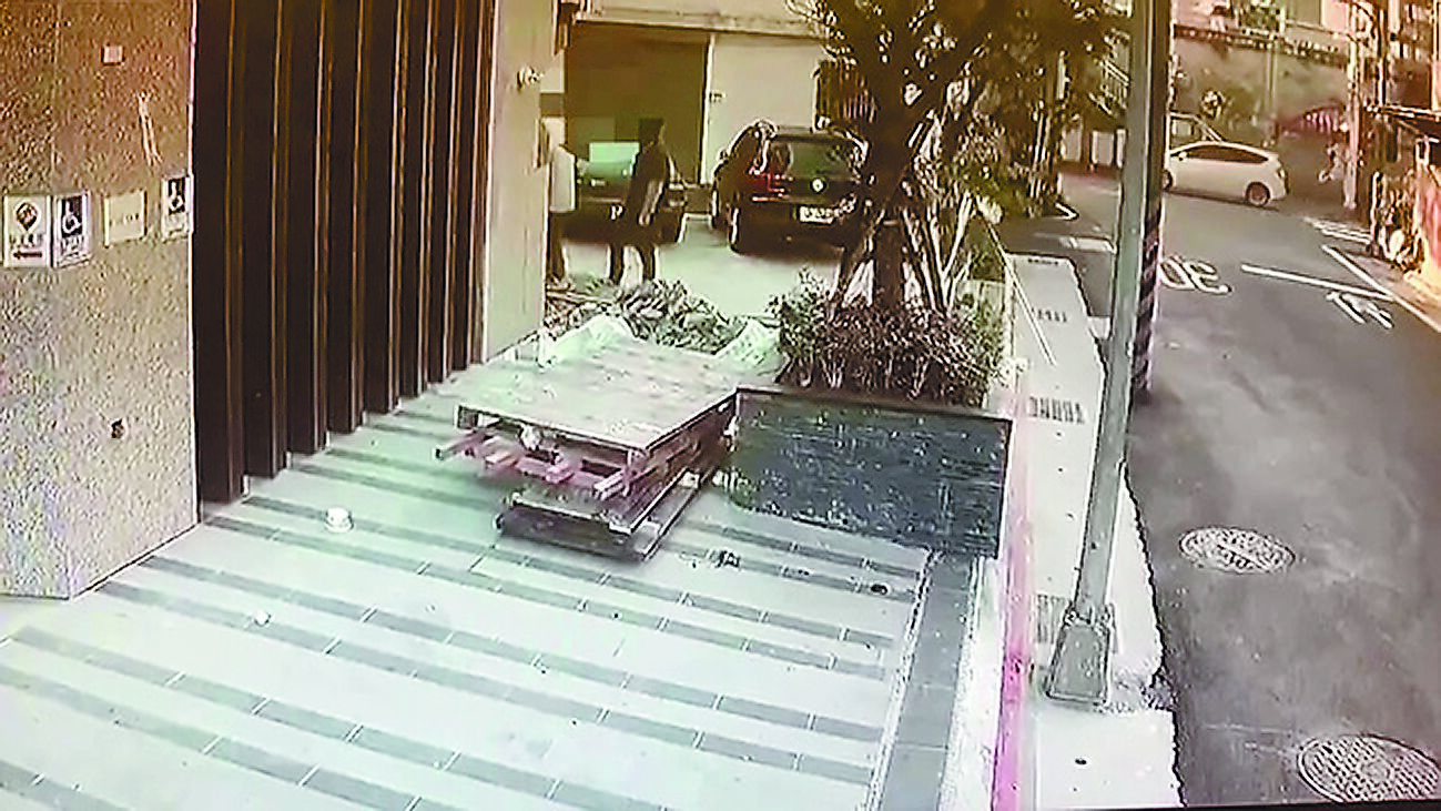 北市內湖2裝潢工人疑吸入氣體昏迷身亡,警方調閱監視器,確認2名工人在2日上午7時許進入大樓施工。(翻攝照片/林郁平台北傳真) image