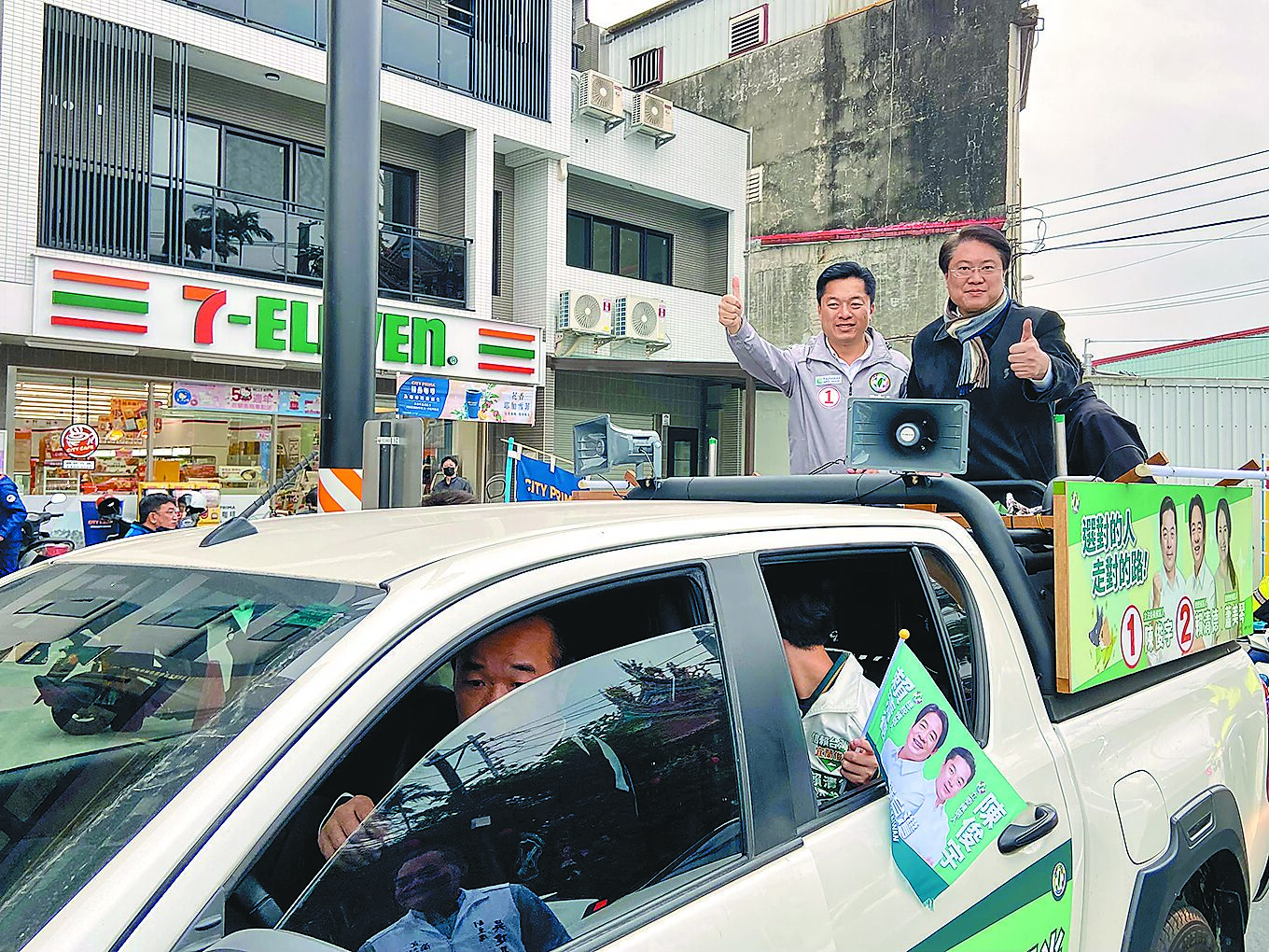 內政部長林右昌(右)7日陪同民進黨宜蘭縣立委候選人陳俊宇(左)掃街拜票。(吳佩蓉攝) image