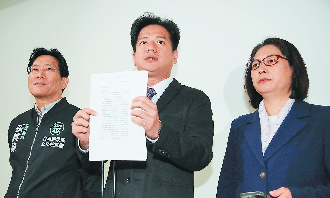 台灣民眾黨立院黨團幹事長張其祿(左起)、總召邱臣遠、副總召賴香伶8日舉行記者會,表達支持召開臨時會,要求行政院長陳建仁到立法院進行專案報告,並盡速公布合約內容,給全體國人一個交代。(劉宗龍攝) image