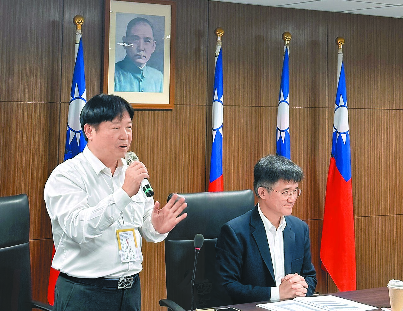 調查局因副局長黃義村(左)退休,由原主任秘書孫承一(右)升任副局長。(王己由攝) image