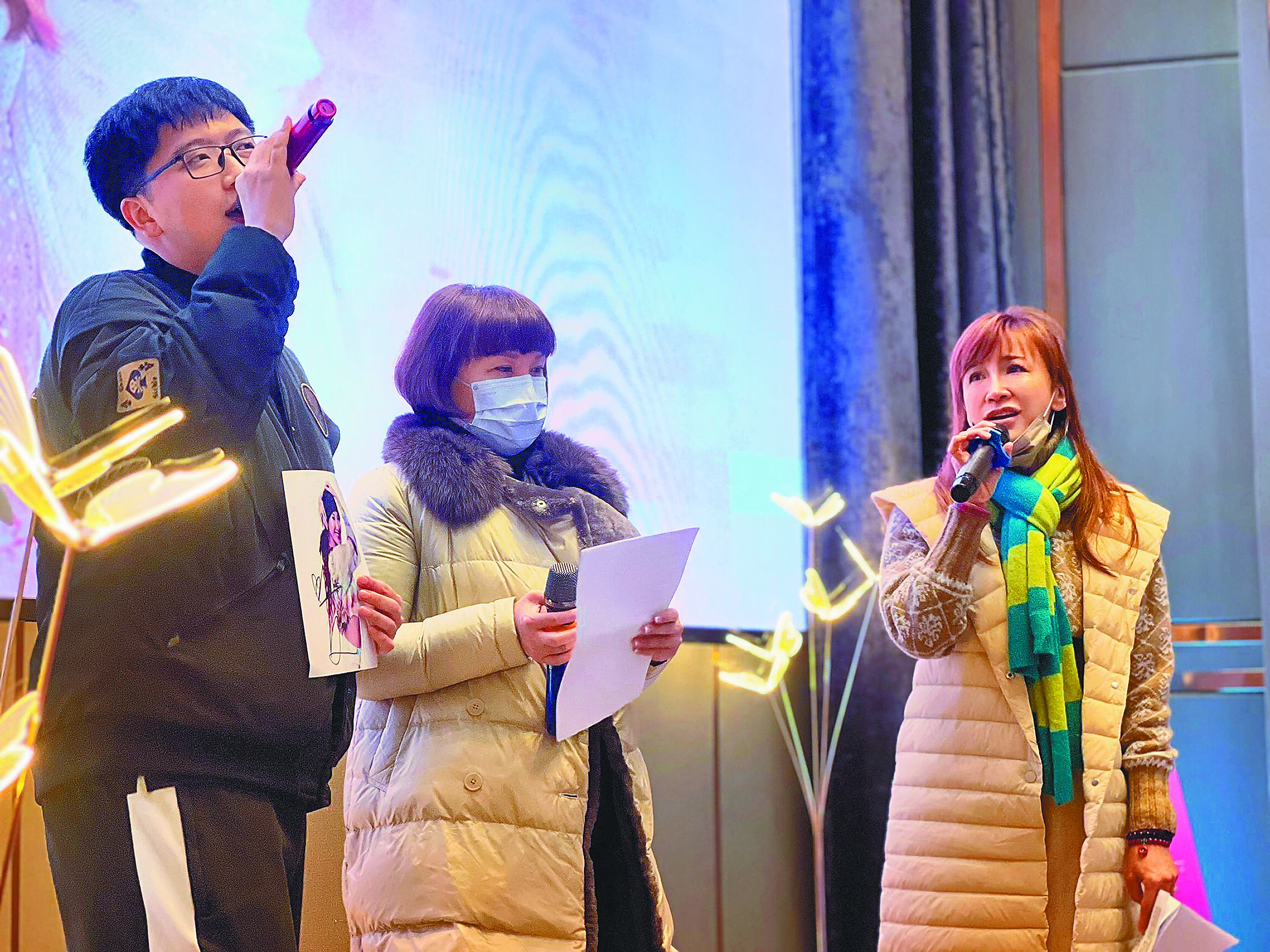李玟的二姊(右起)、大姊在17日舉辦「李玟生日紀念活動」。(CoCo李玟歌迷會提供) image