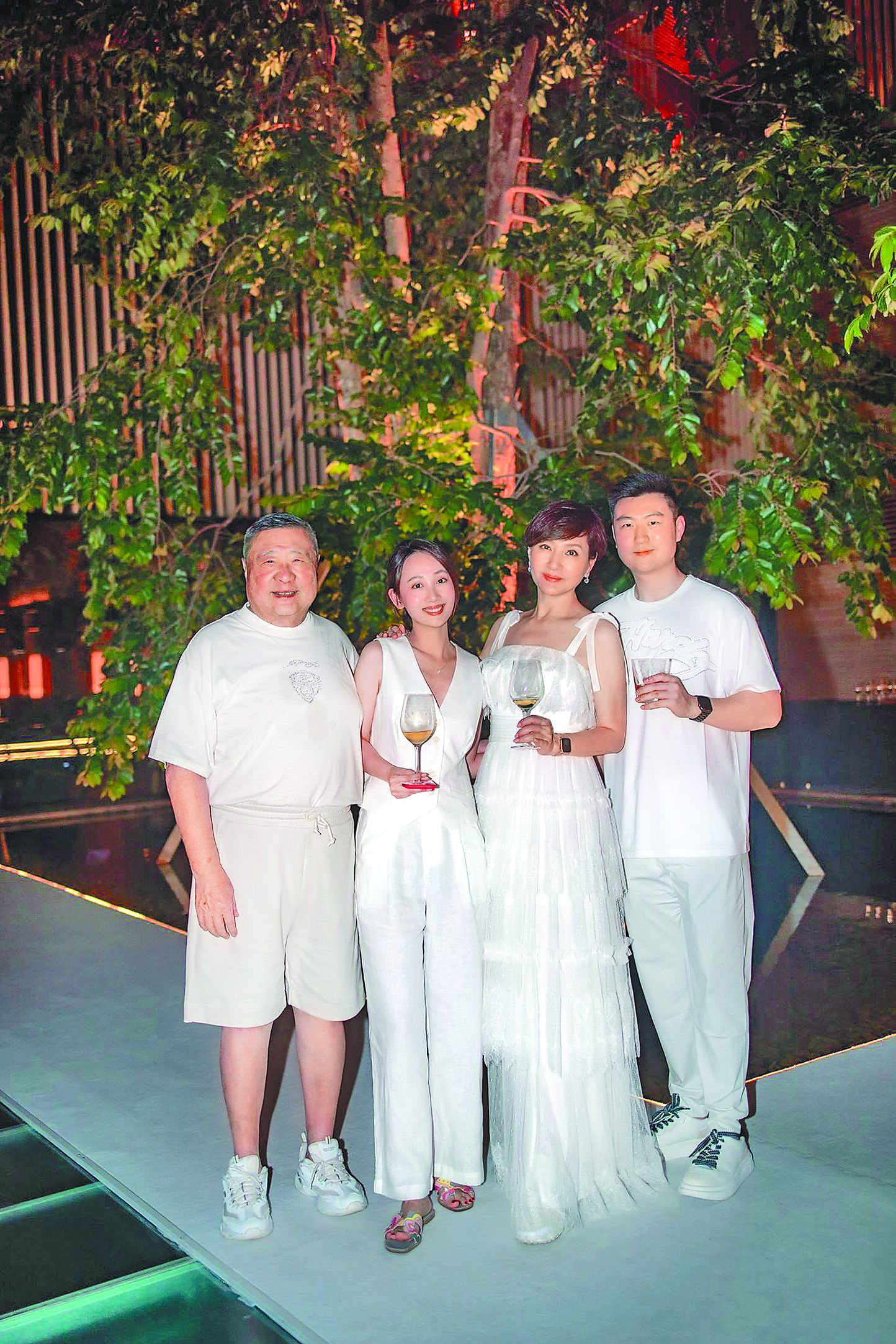 方芳芳(右二)20日證實兒子Jason(右)將與女友(左二)結婚,左為方芳芳老公丹尼爾。(方芳芳提供) image