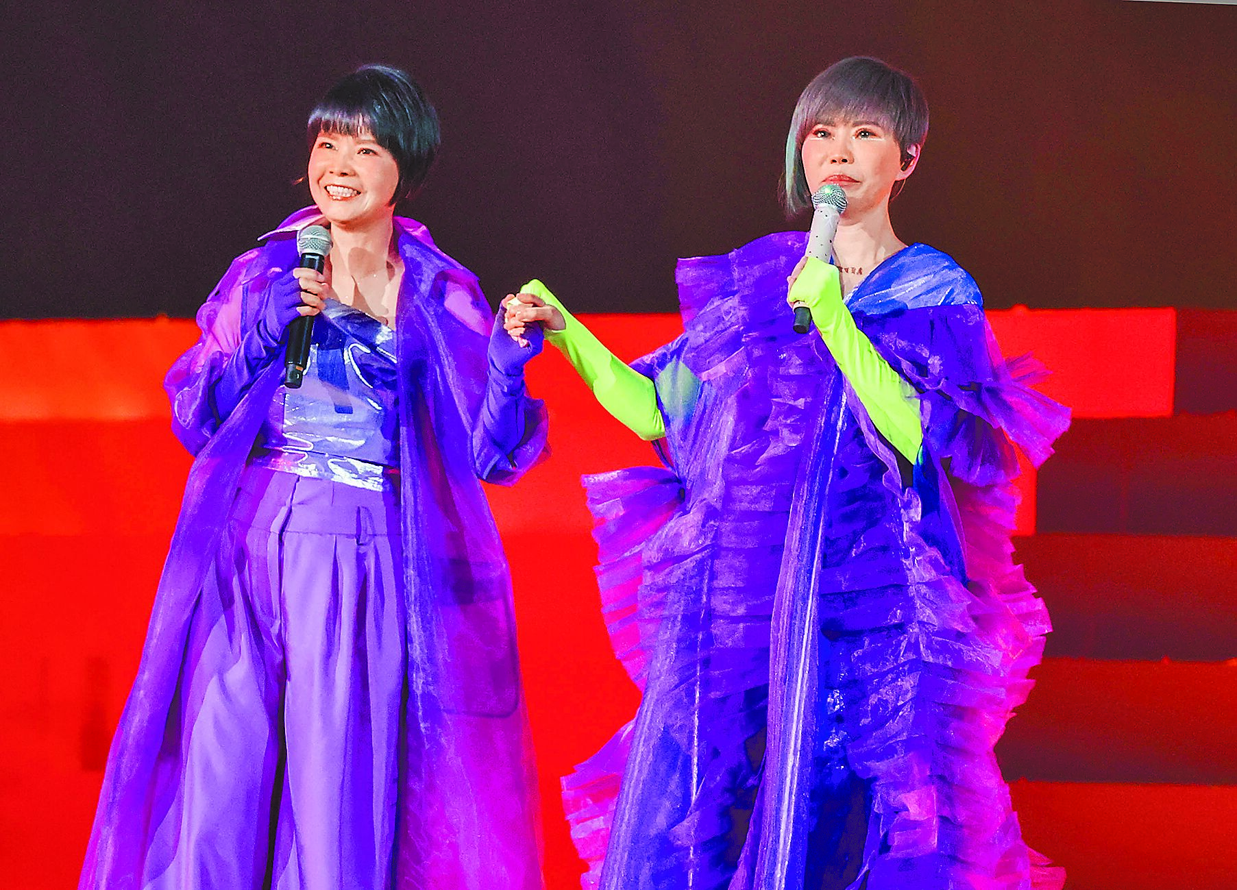 詹雅雯(右)20日邀妹妹詹雅云默契對唱。(粘耿豪攝) 詹雅雯(右)20日邀妹妹詹雅云默契對唱。(粘耿豪攝)