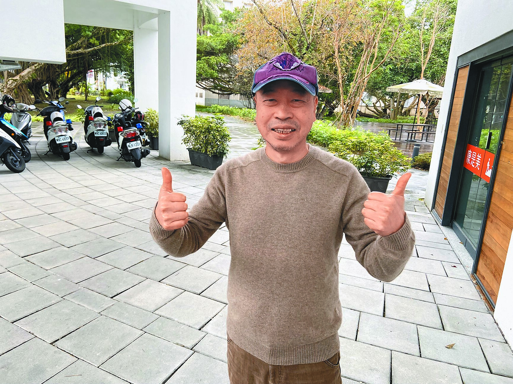 大學學測登場,62歲的衛福部前中醫藥司長黃林煌(見圖)21日現身考場,但他不是陪考,而是考生。(吳佩蓉攝) image