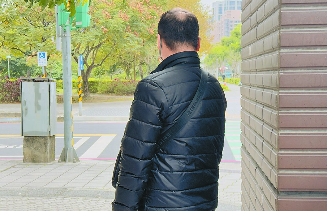 男嬰父親24日出面受訪,泣訴托育中心錯失救人的機會。(呂健豪攝) image