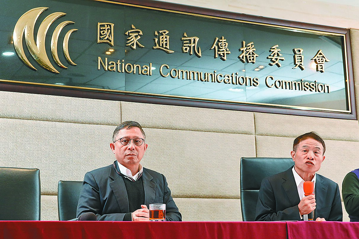 NCC24日舉行例行記者會,主任祕書黃文哲(左)、副主委翁柏宗(右)說明對「中嘉集團上層股權變動爭議」以及「鏡電視製播政論節目未符合營運計畫」等案開會討論結果。(杜宜諳攝) image