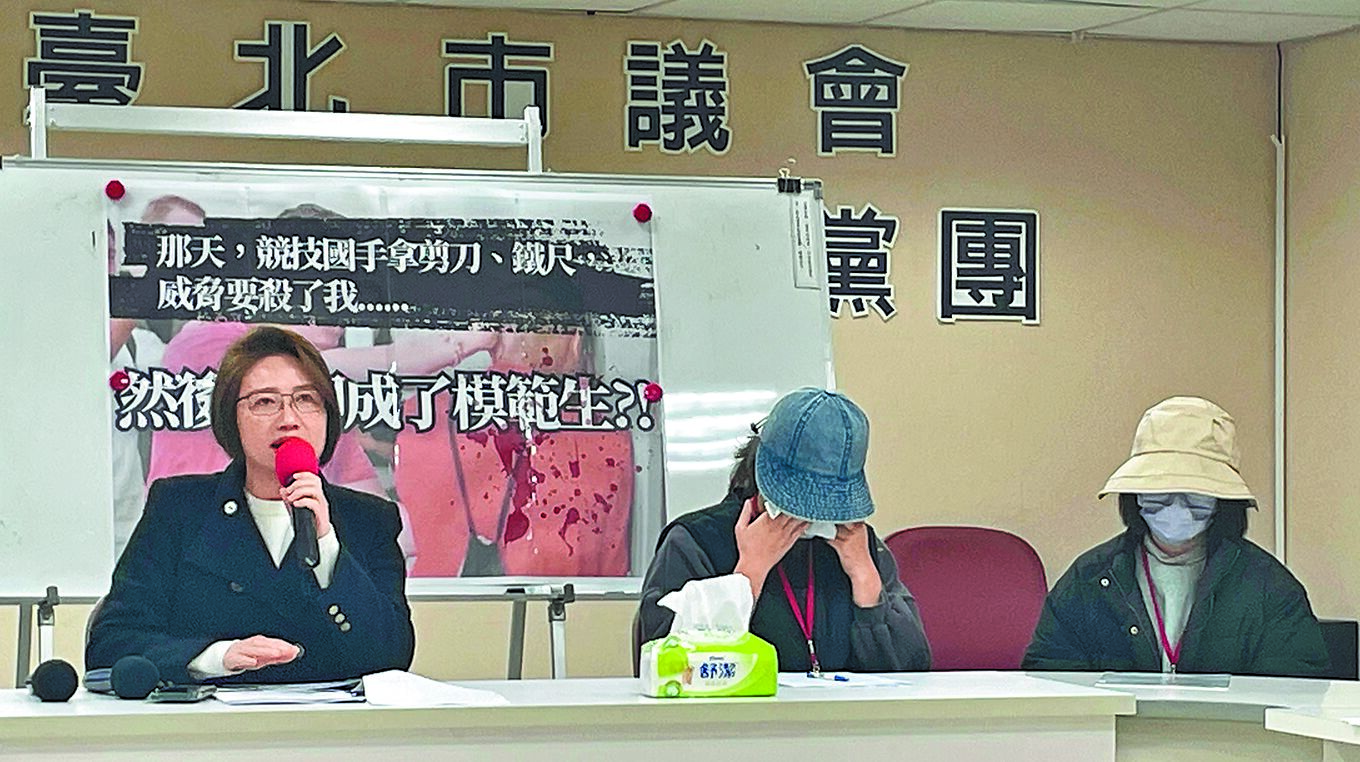 台北市議員林延鳳(左起)偕被霸凌C生媽媽和Z生媽媽舉行記者會,C生媽媽對於孩子被霸凌,感到震驚、自責、懊悔又無能為力,一度哽咽落淚。(劉彥宜攝) image