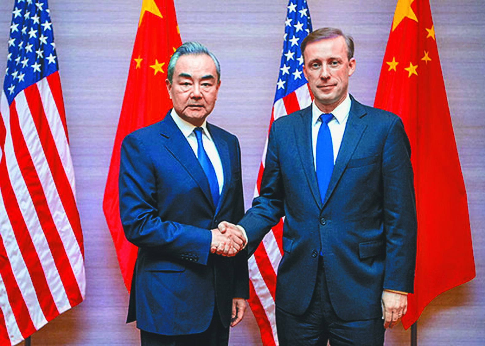 中共中央政治局委員、外事辦主任王毅(左)與美國國家安全顧問蘇利文(右),26、27日在泰國曼谷舉行新一輪會晤。(摘自大陸外交部官網) image