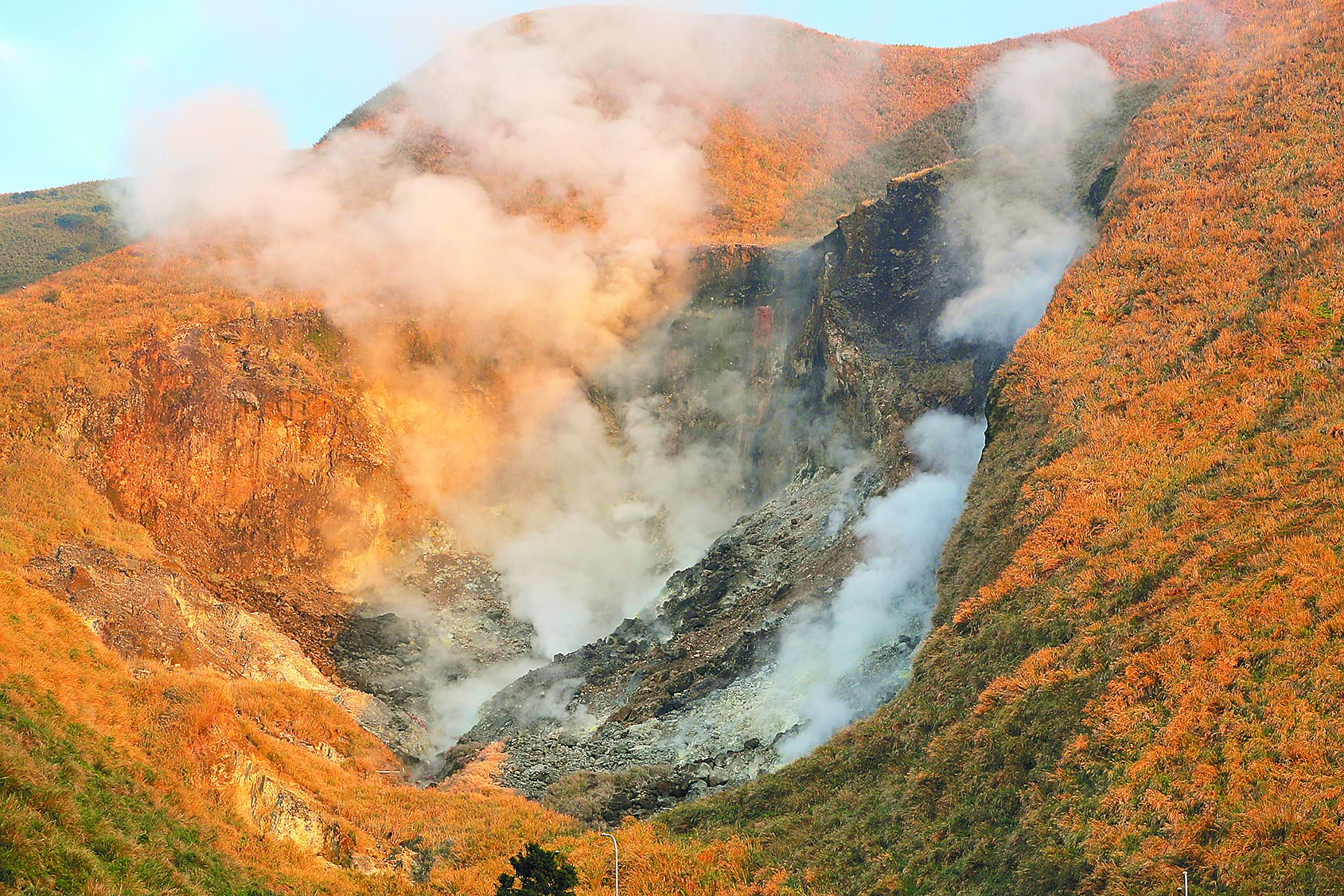 中油、台電今年搶進大屯山探勘地熱,目標建置地熱發電廠。圖為陽明山國家公園內的小油坑噴發口,持續有蒸氣噴出。(本報資料照片) image
