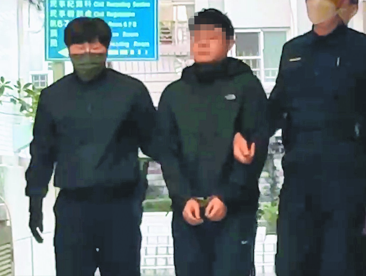 高雄市陳姓員警(中)涉嫌擔任虛擬幣詐欺集團軍師,負責提供教戰守則,半年不法獲利上千萬元,檢察官認為陳嫌涉犯貪汙等罪,30日向法院聲押獲准。(張朝欣攝) image