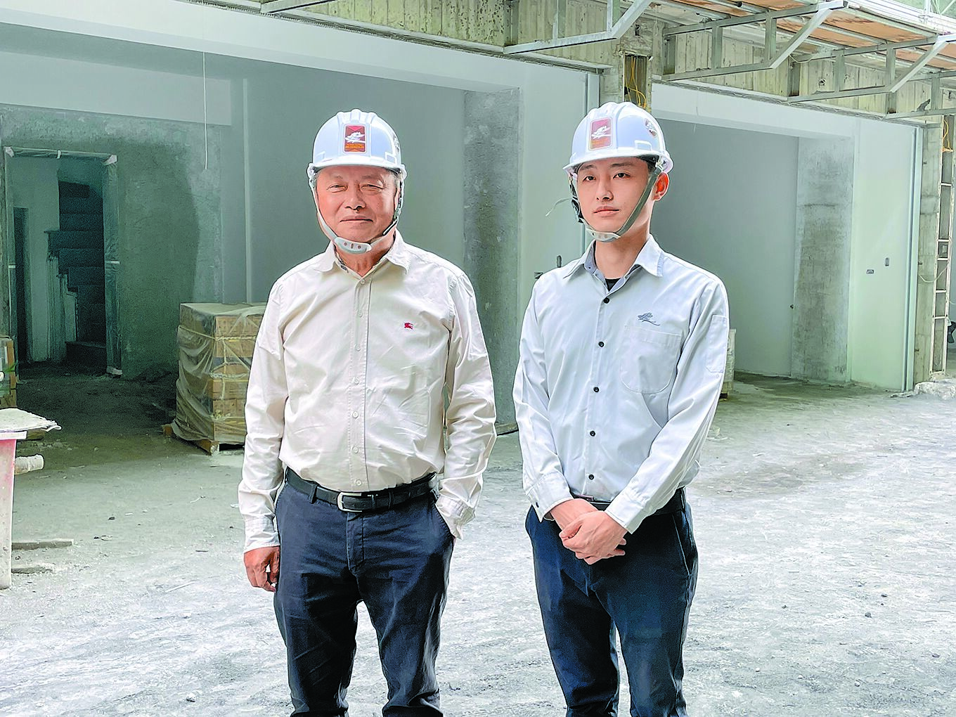 永龍建設營運長吳福明(左)、永龍建設總監吳建泓(右),父子倆時常穿梭工地,確保施工品質完善。(業者提供) image