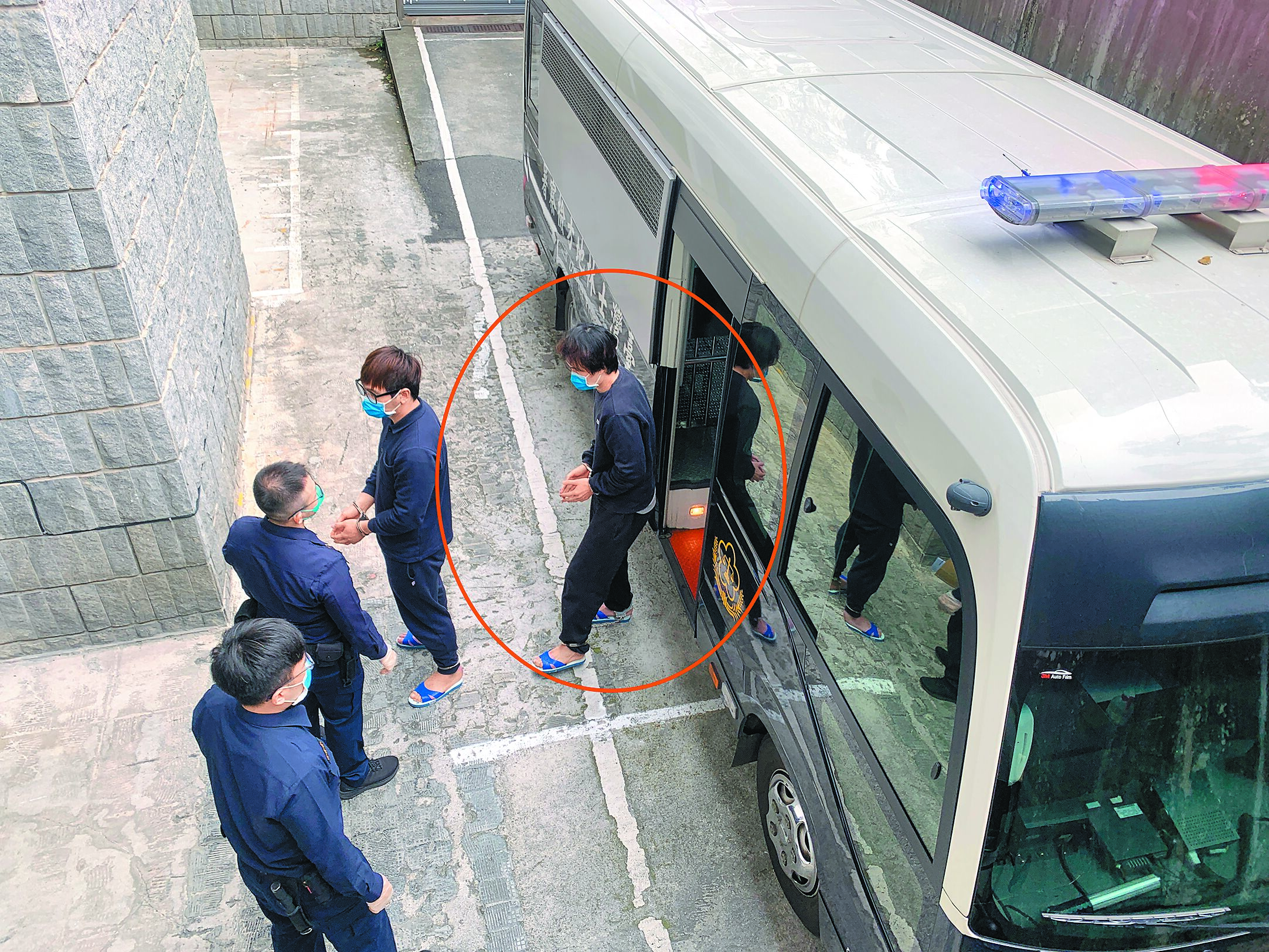 前裕隆隊球員柯旻豪被控違反運彩條例、詐欺、賭博罪,2日上午移審士林地院,法官裁定續押禁見。(李文正攝) image