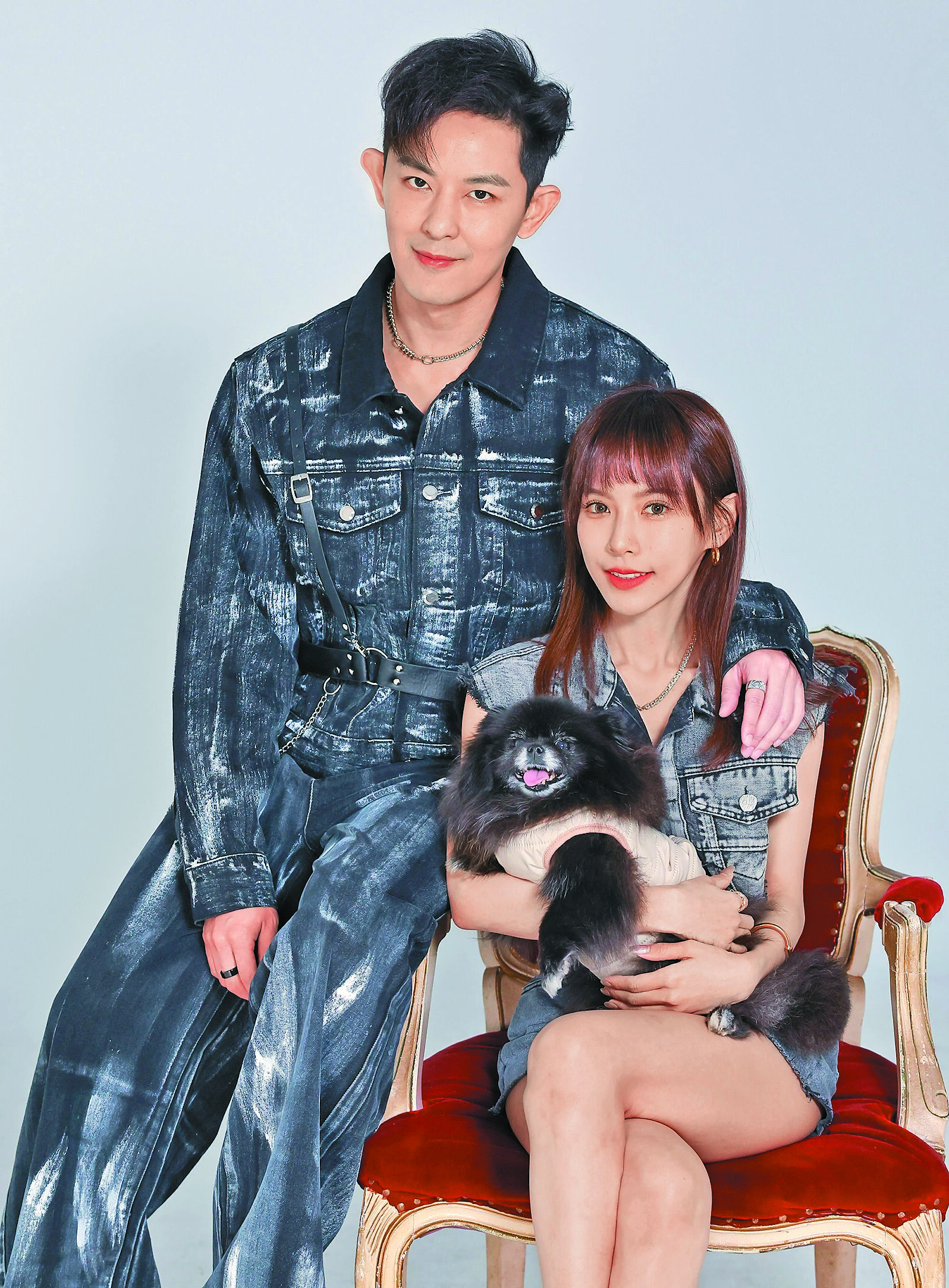 敖犬(左)帶著女友發發與愛犬敖妹接受採訪,分享即將成家的好消息。(陳俊吉攝) image