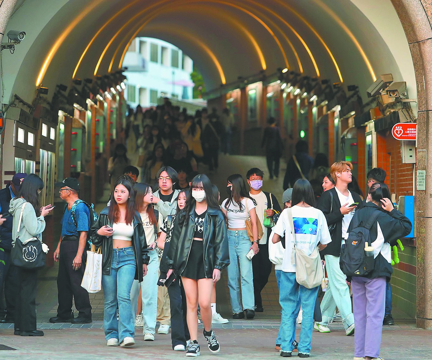 受到半導體、資通訊產業榮景影響,2024年度百大熱門大學科系資工、電機和法律名列前茅。圖為世新大學學生們魚貫步出校門。(本報資料照片) image