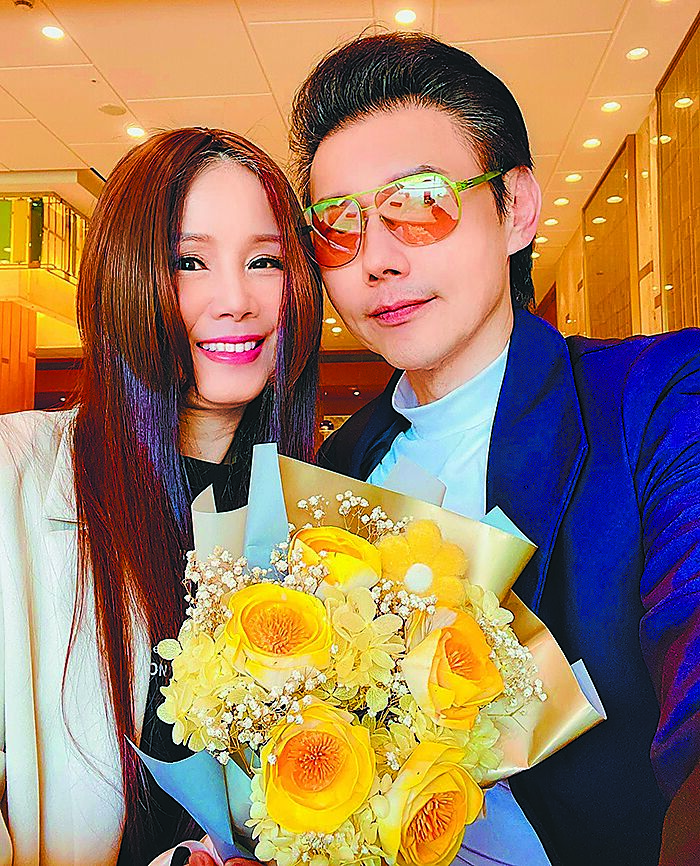 包偉銘(右)和老婆劉依純甜蜜共度情人節。(翰森娛樂提供) image