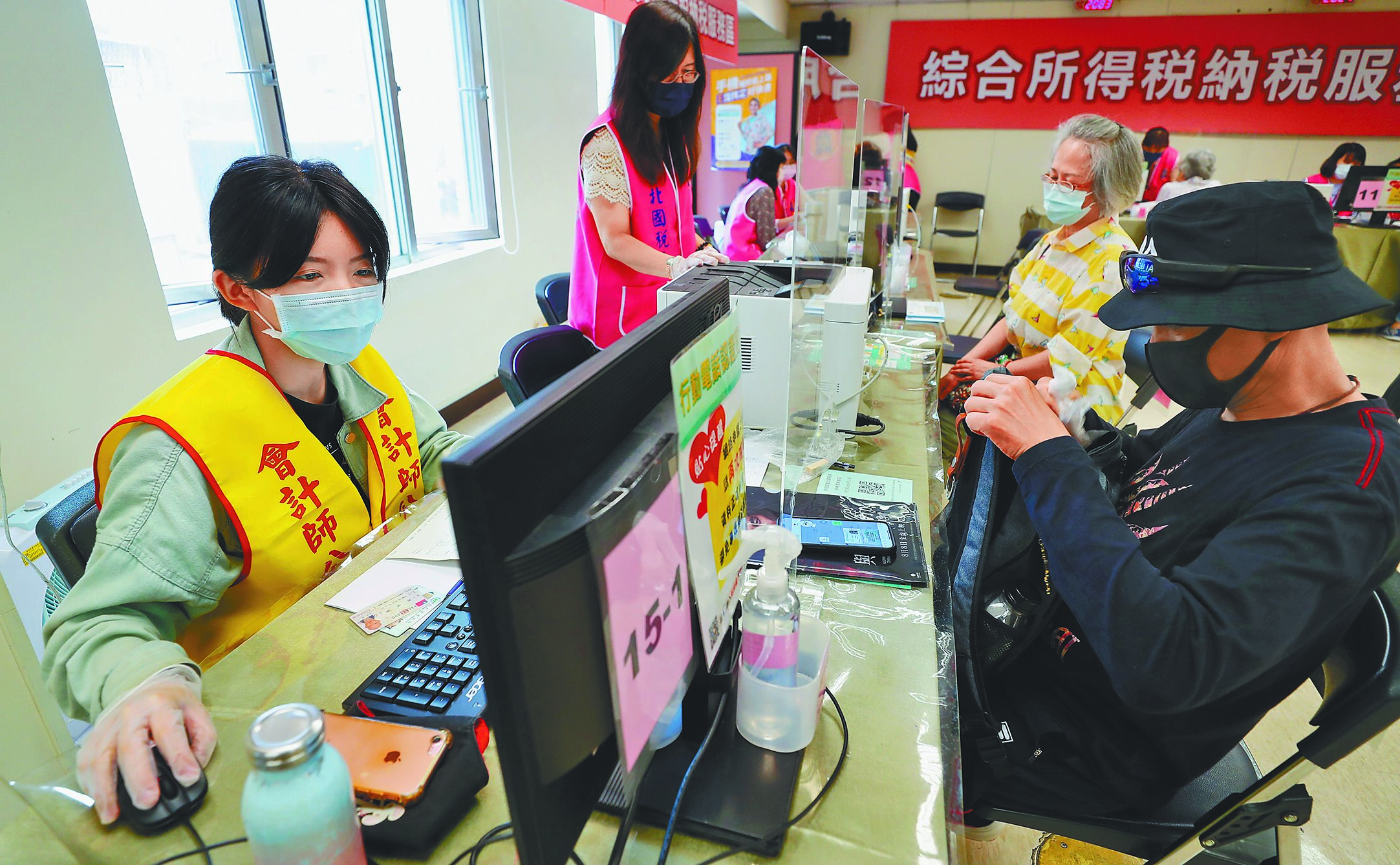 圖為民眾到稅務機關櫃檯報稅。(本報資料照片) image