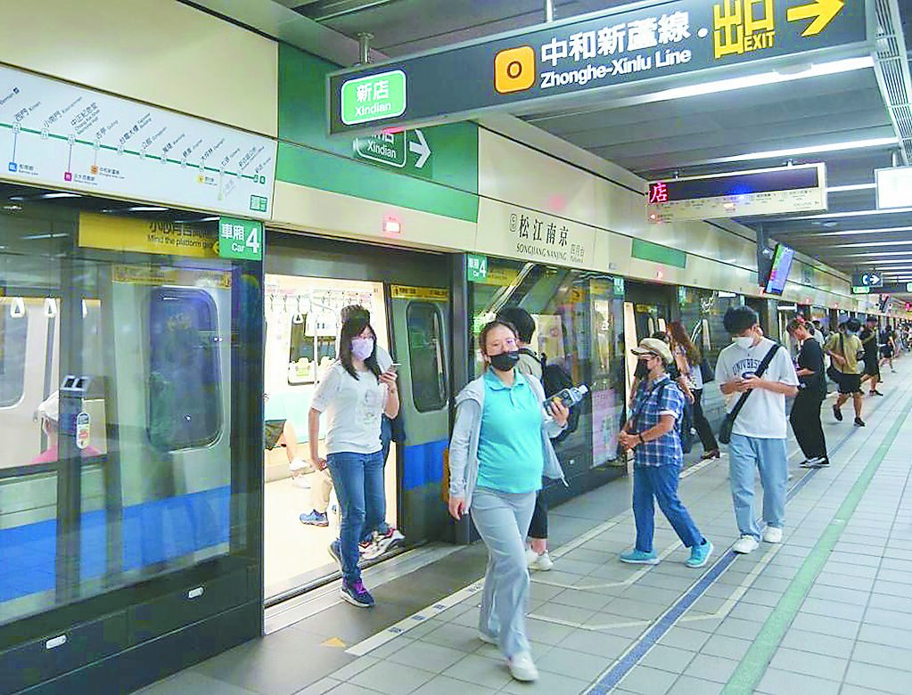 台北捷運每天運量平均200萬人次,有乘客發現平日上午9時許搭乘松山新店線班距竟高達6分鐘,認為比起調降車廂冷氣溫度,縮短班距才更加便民。(本報資料照片) image