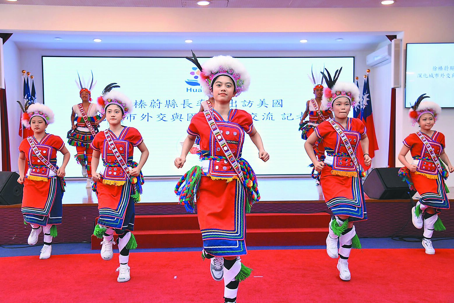 花蓮縣長徐榛蔚22日將率領縣府團隊及3所學校師生前往姐妹市美國加州天普市訪問,學生21日特別展現將在當地表演的原住民舞蹈。(花蓮縣政府提供/羅亦晽花蓮傳真) image
