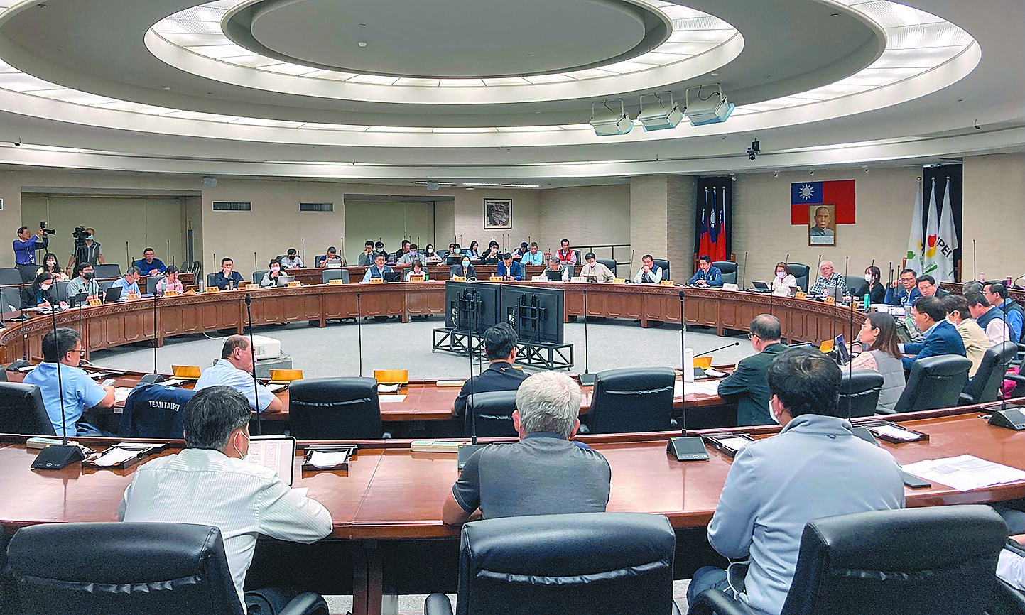 台北市建管處21日在市府公共安全督導會報中提出,台北市8樓以上有管委會但未完成公安申報的集合住宅建物,將於今年7月起開罰,最高可處30萬元罰鍰且可連續裁罰。(丁上程攝) image