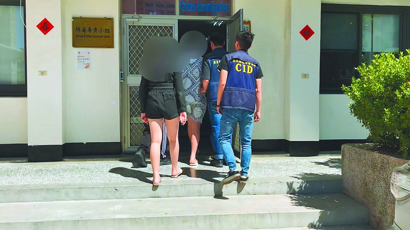 休學中的周姓警專女學生22日疑似在墾丁某飯店開毒趴,警方獲報將周女及其男友帶回了解。(警方提供) image