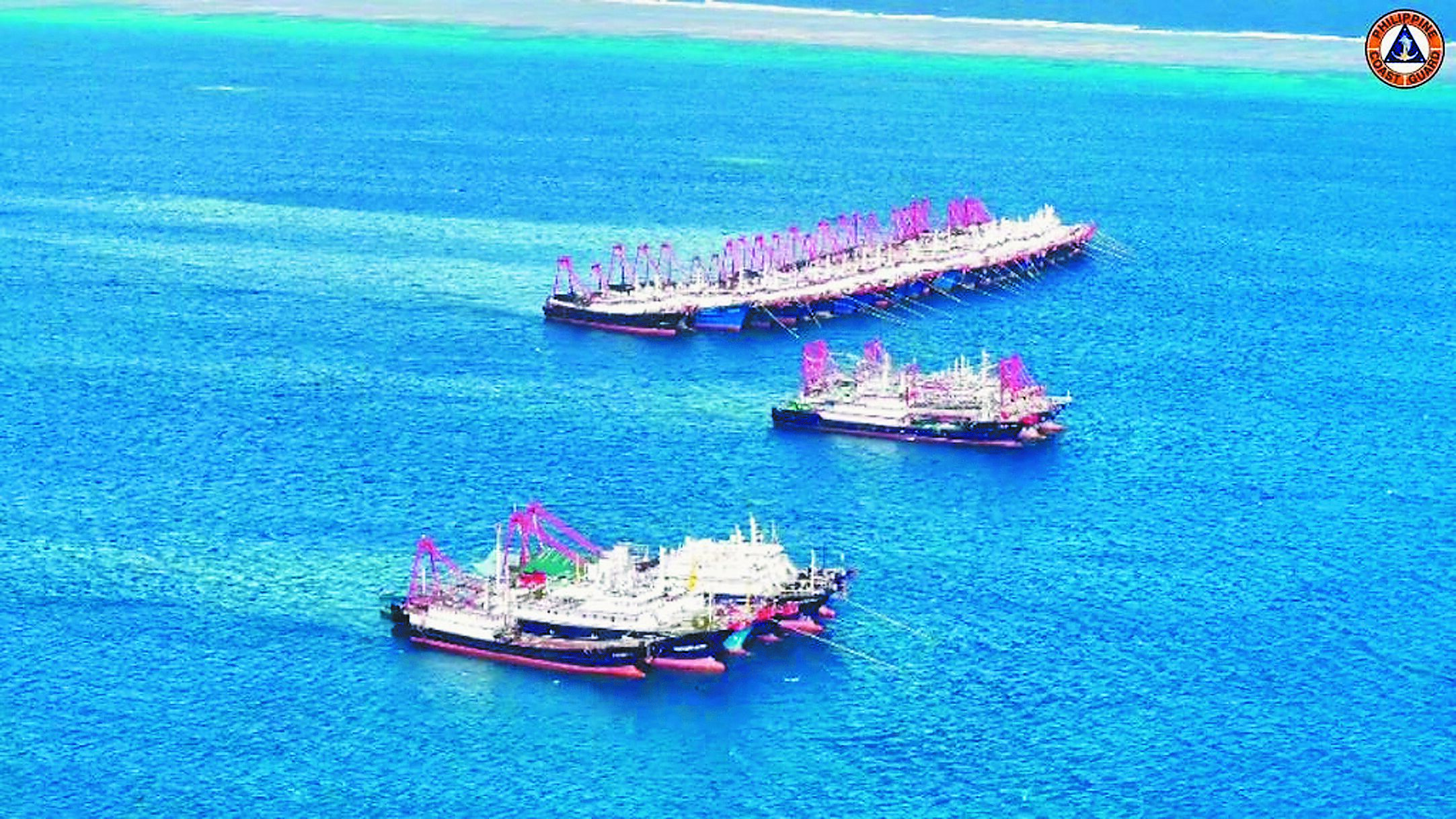 華盛頓智庫戰略與國際研究中心(CSIS)2月28日發表報告指出,南海的中國「海上民兵」力量日益凸顯,值得警惕。圖為菲律賓海岸防衛隊於菲國專屬經濟區(EEZ)內的牛軛礁觀測到中國海上民兵船。(摘自菲律賓海岸防衛隊官網) image