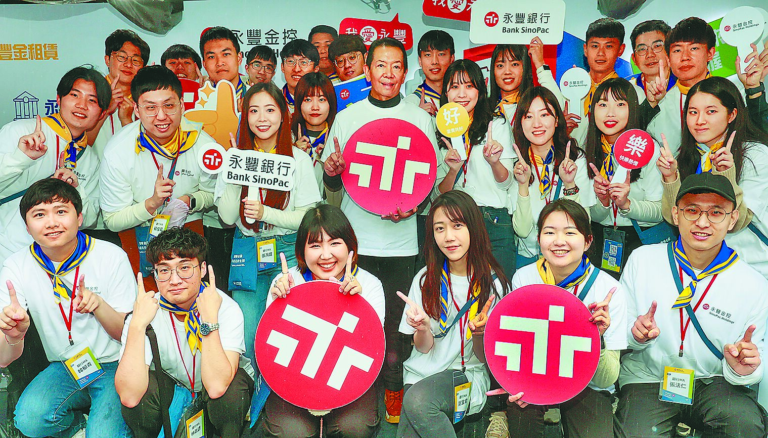 永豐銀行董事長曹為實(中立者)在台大舉辦的徵才活動現場上,親自面對面與永豐同仁及年輕學子互動。(永豐銀行提供/黃琮淵台北傳真) image