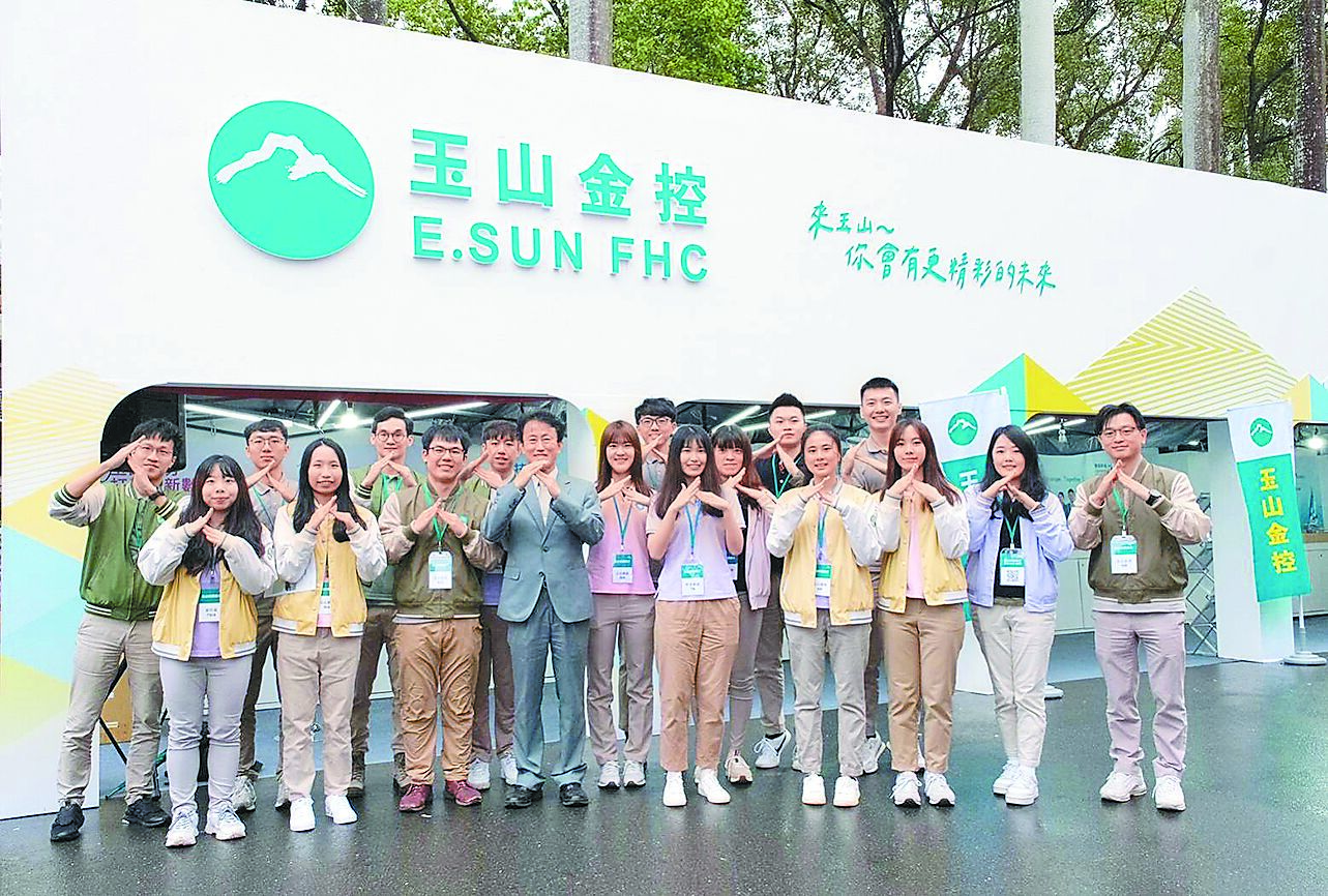 玉山金控2日參加台大校園徵才博覽會,由總經理陳茂欽(前排左四)與任職表現傑出的台大學長姐在現場與同學們面對面互動。(玉山金控提供/黃琮淵台北傳真) image