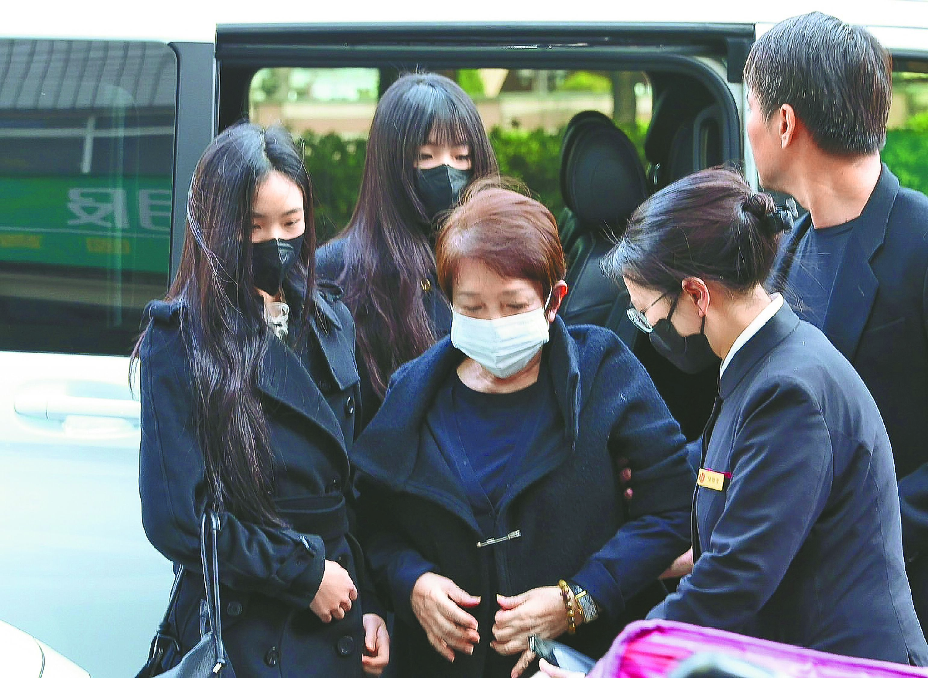 小S婆婆黃秀真(中)4日上午在小S女兒的陪伴下,緩慢走入靈堂。(陳俊吉攝) 小S婆婆黃秀真(中)4日上午在小S女兒的陪伴下,緩慢走入靈堂。(陳俊吉攝)