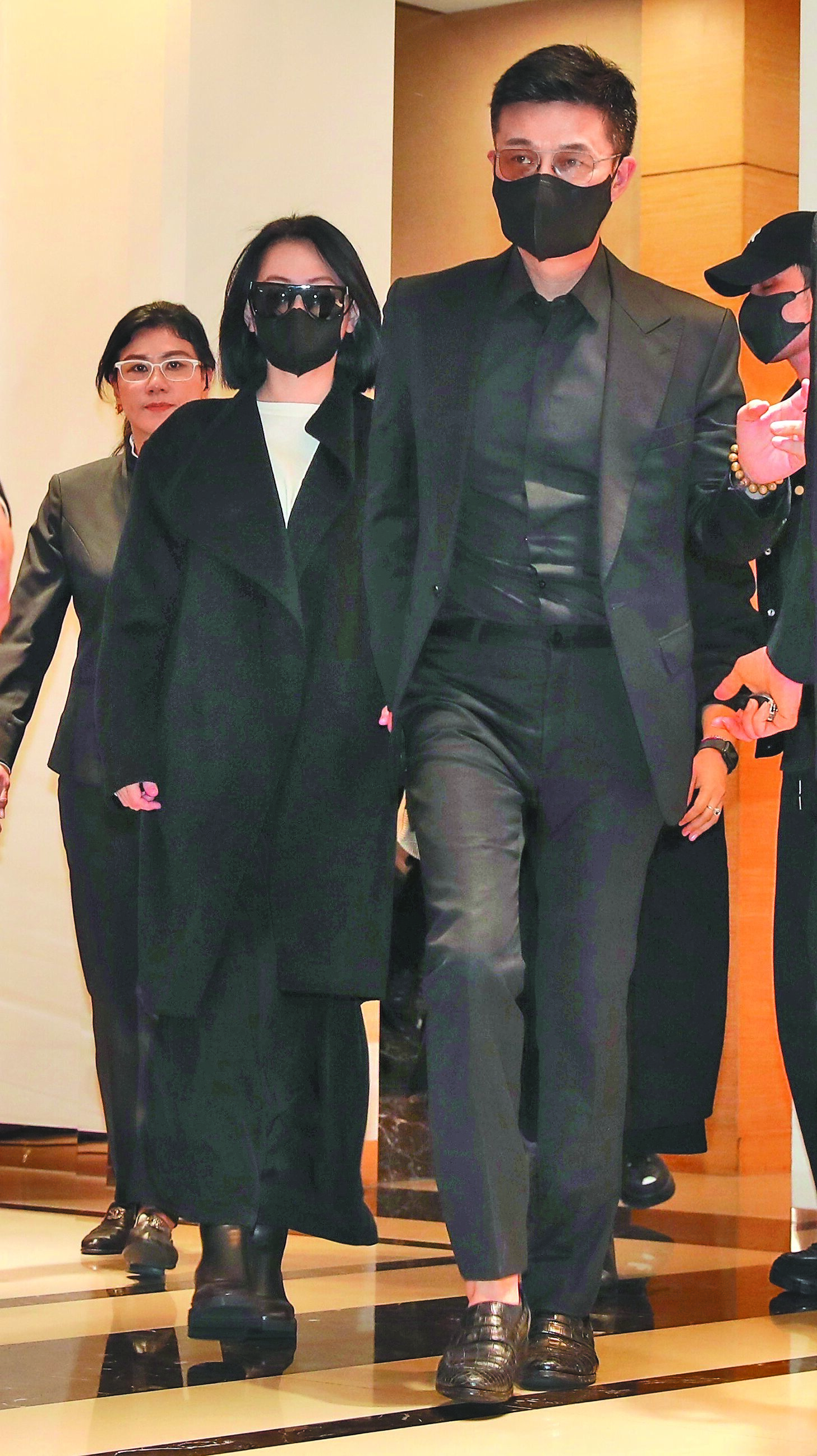 小S(左)在公公許慶祥的靈堂待了7小時,隨後跟老公許雅鈞一起離去。(侯世駿攝) 小S(左)在公公許慶祥的靈堂待了7小時,隨後跟老公許雅鈞一起離去。(侯世駿攝)