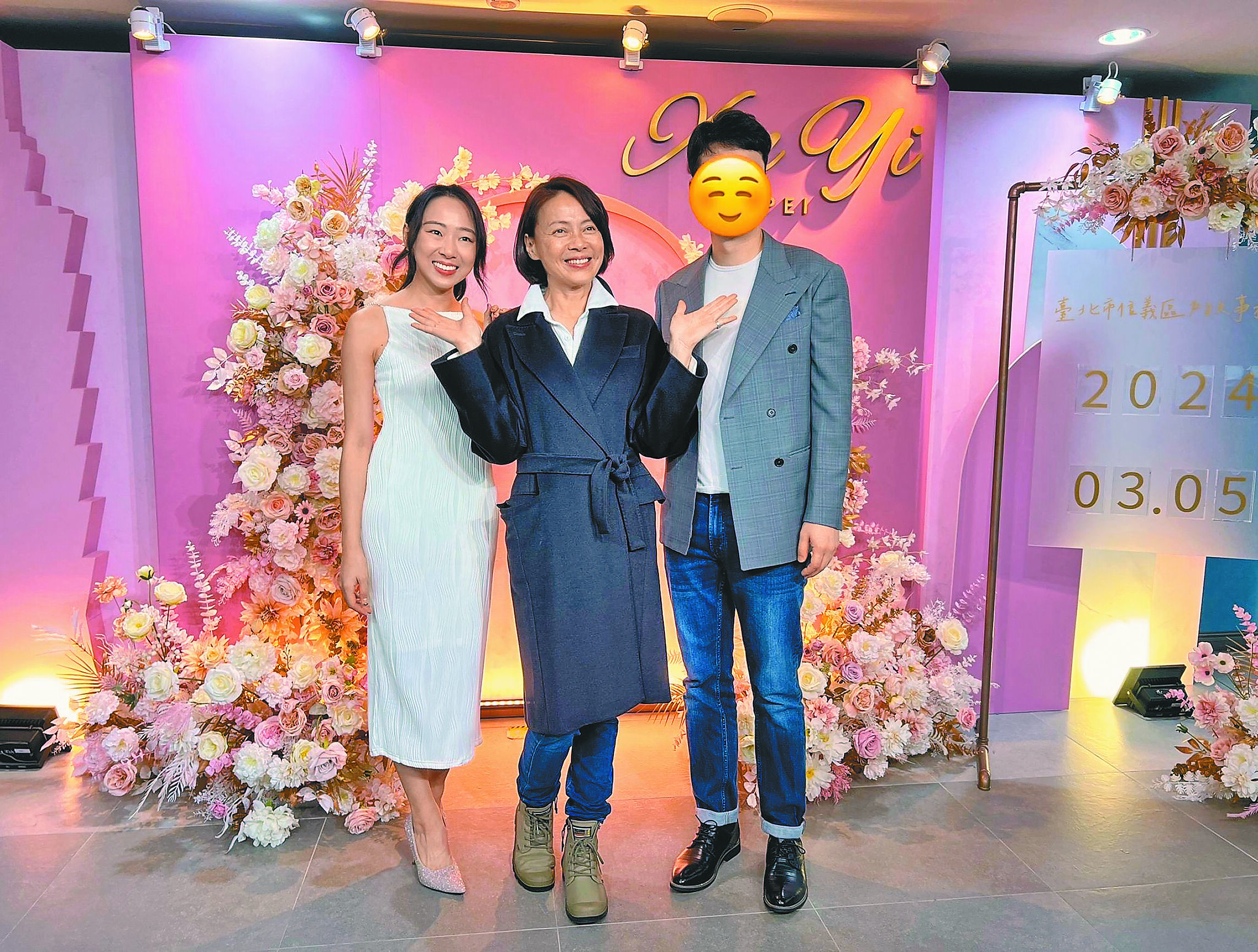 柯淑勤(中)5日陪著女兒杜蕾(左)及女婿Andrew完成結婚登記。(海納百川提供) image