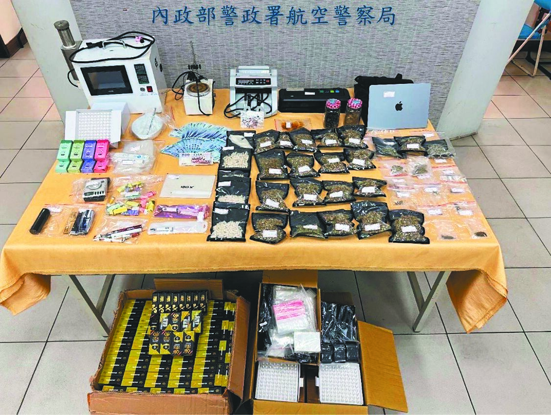 留德音樂高材生涉嫌走私販毒,警方查獲各式迷幻類毒品、毒品製作工具,讓警方形容為「迷幻毒百貨」,粗估每月不法所得可達上百萬元。(警方提供/任義宇高雄傳真) image