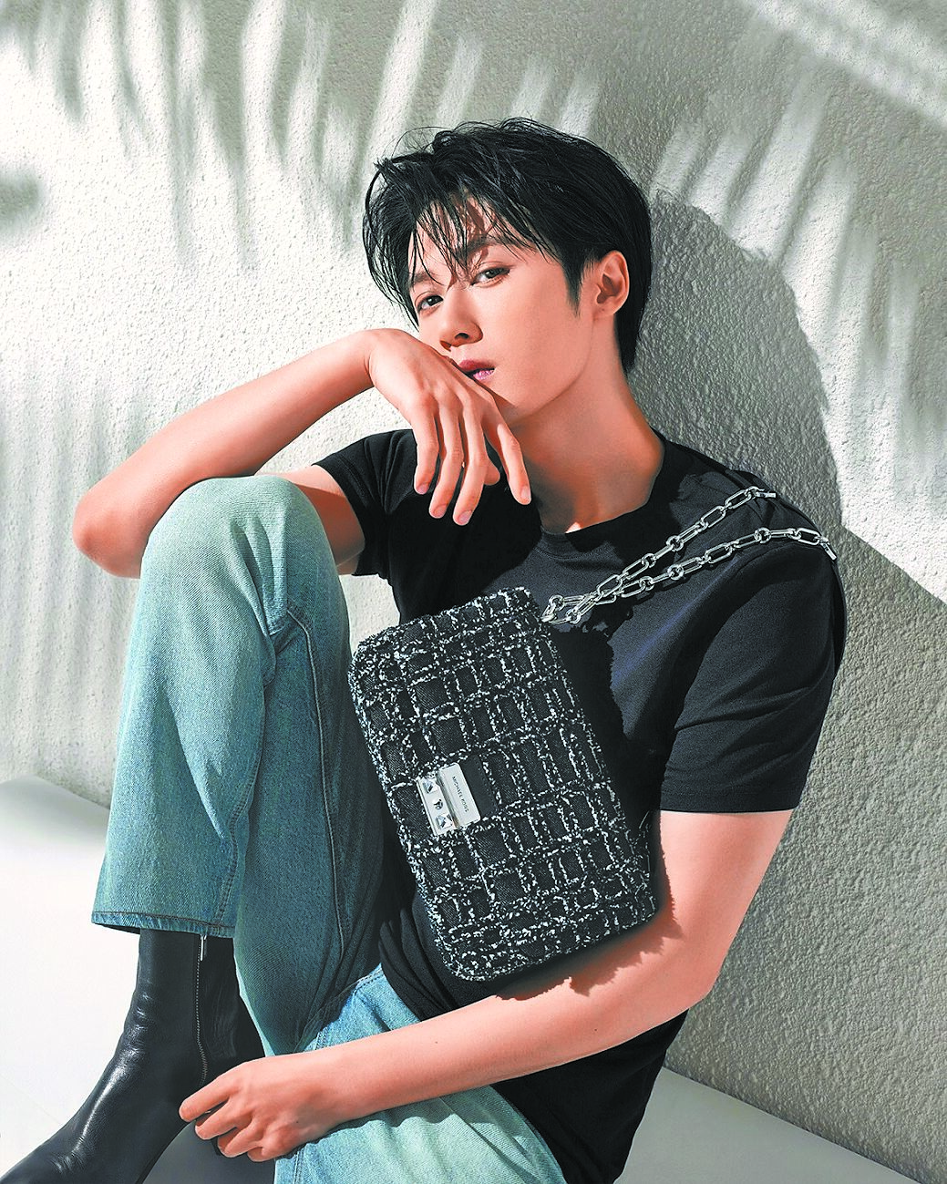 男星檀健次為代言的MICHAEL KORS出鏡春夏形象廣告。(MICHAEL KORS提供) 男星檀健次為代言的MICHAEL KORS出鏡春夏形象廣告。(MICHAEL KORS提供)