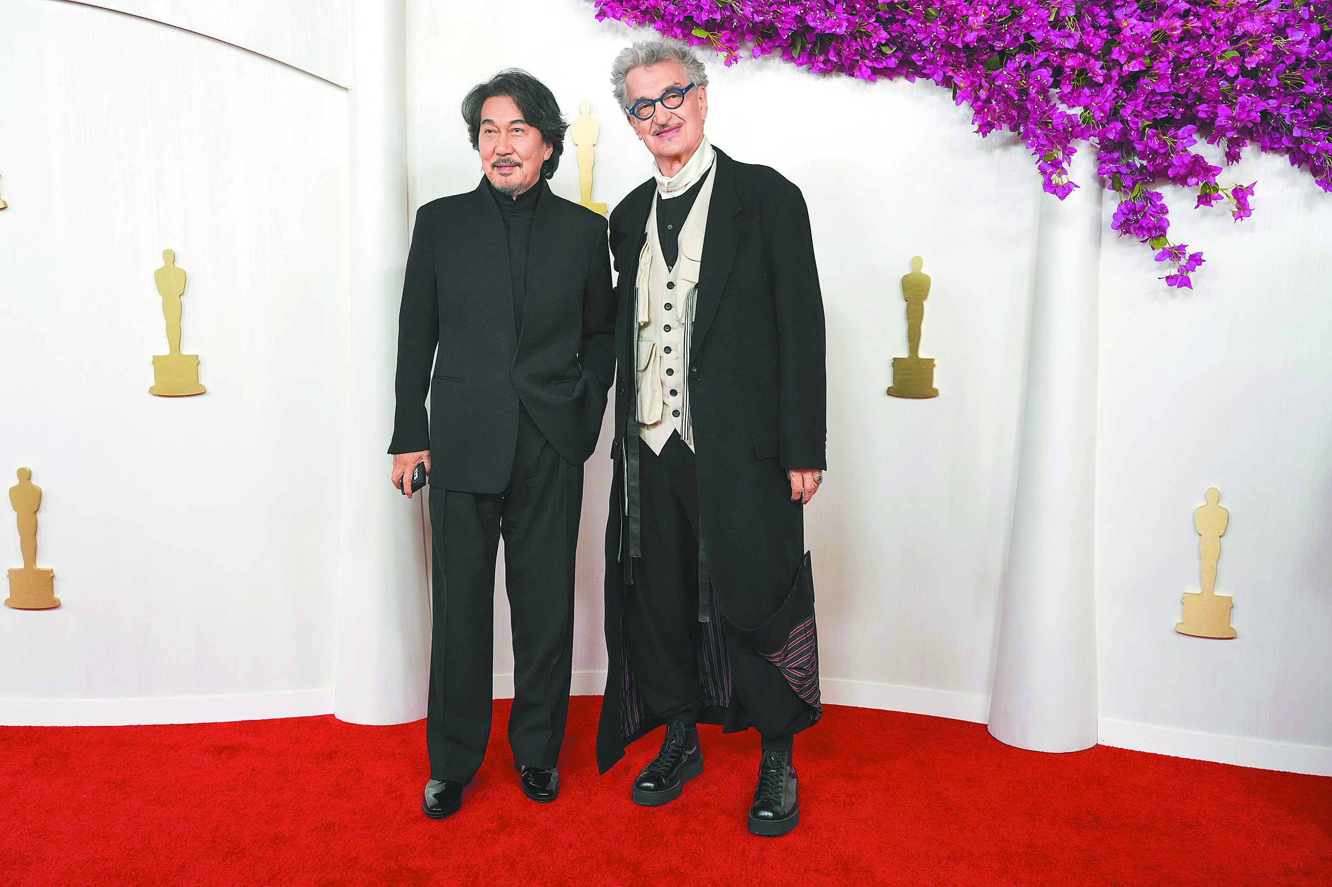 德國名導溫德斯(右)的一襲山本耀司2024秋冬服裝,造型在奧斯卡相當突出,一旁是《我的完美日常》男主角役所廣司。(美聯社) 德國名導溫德斯(右)的一襲山本耀司2024秋冬服裝,造型在奧斯卡相當突出,一旁是《我的完美日常》男主角役所廣司。(美聯社)