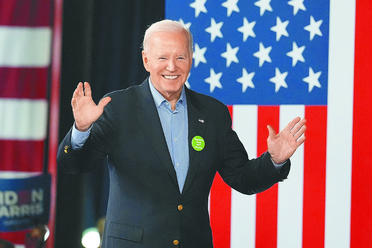 美國總統拜登在亞特蘭大舉行的競選活動中發表講話後向支持者揮手致意。(美聯社) image